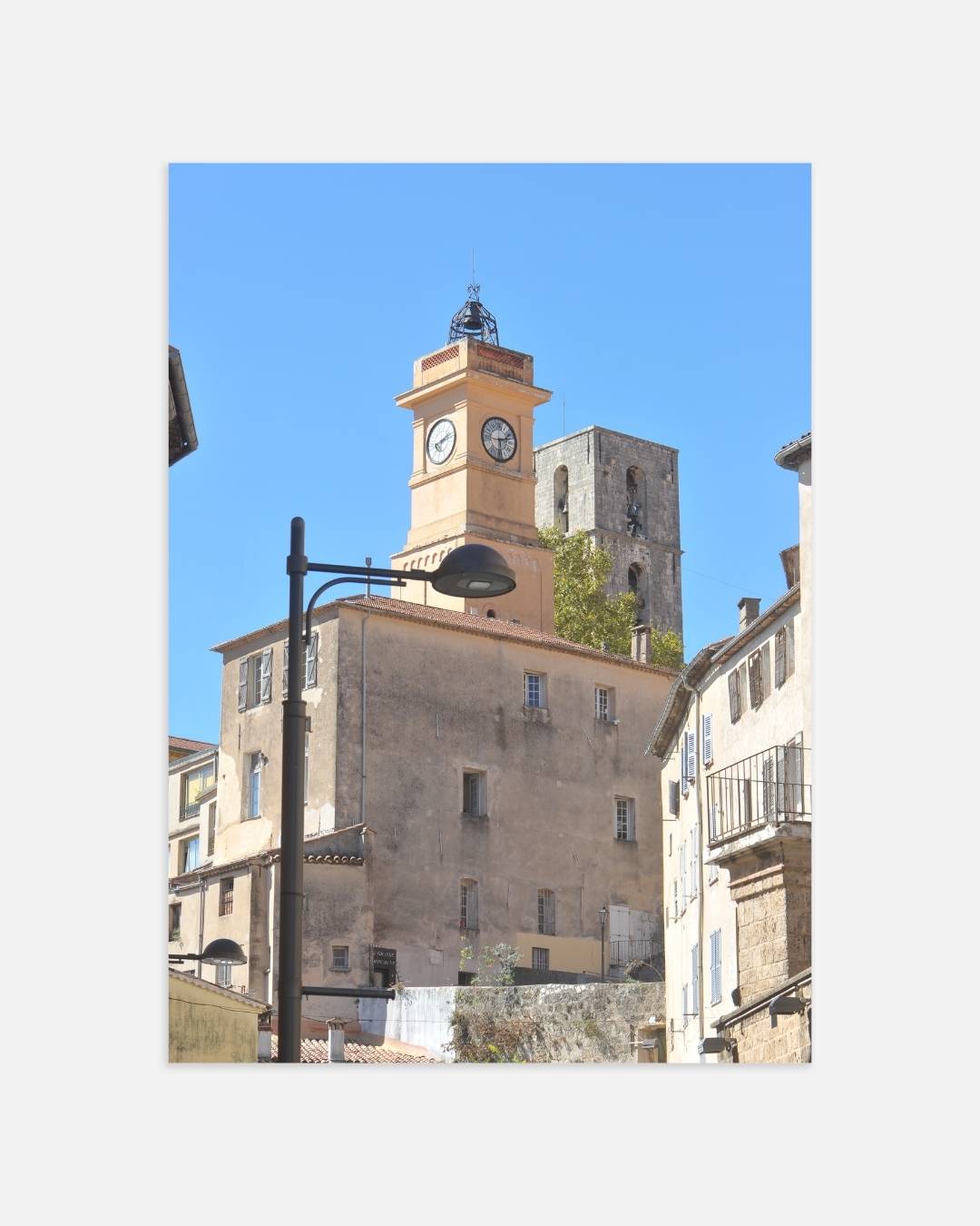 Historische klokkentoren onder een heldere lucht Poster