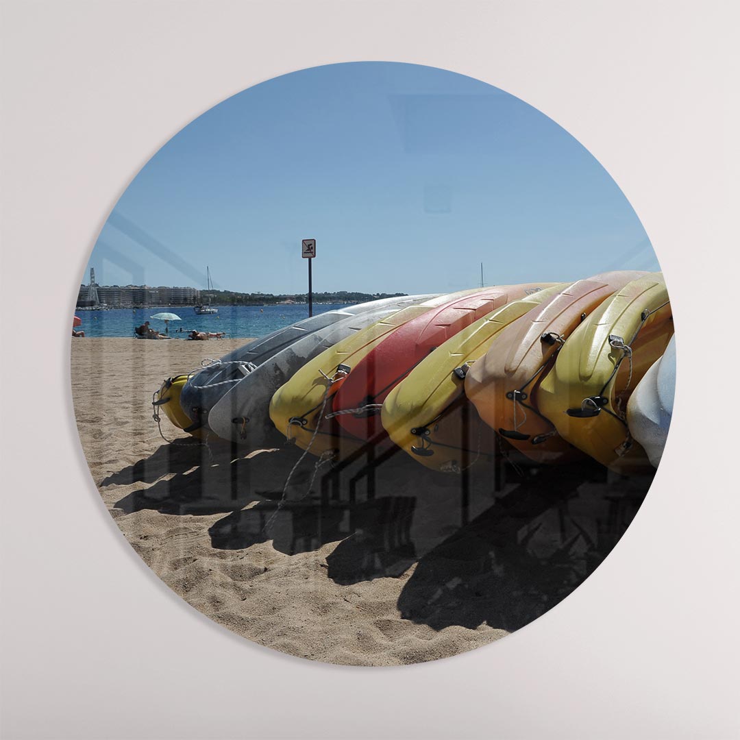 Zonnig strand met kajaks muurcirkel-WallArtistic