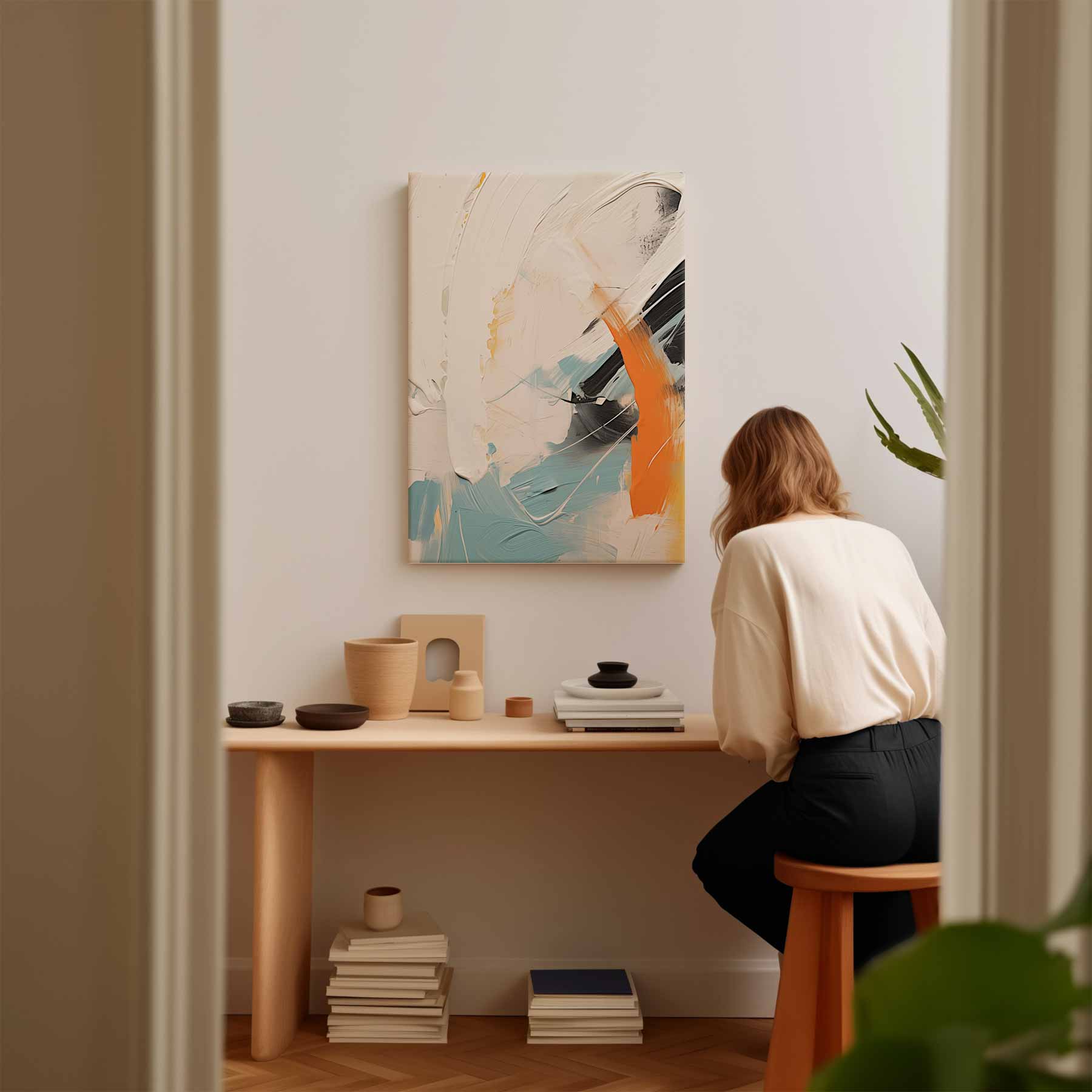 Abstracte kleurbeweging met oranje accent