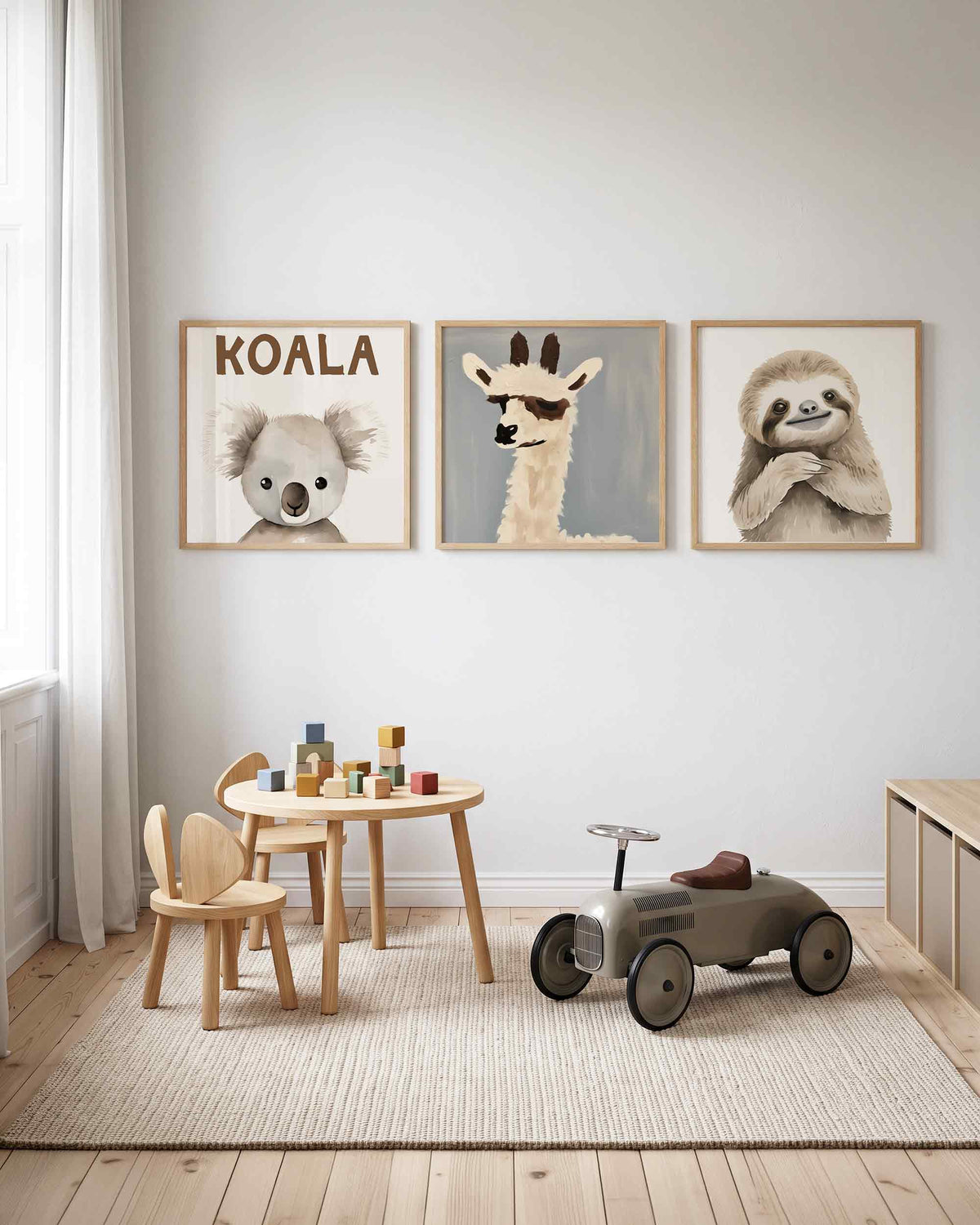 Interieurpresentatie van een driedelige vierkante posterset met dierenportretten