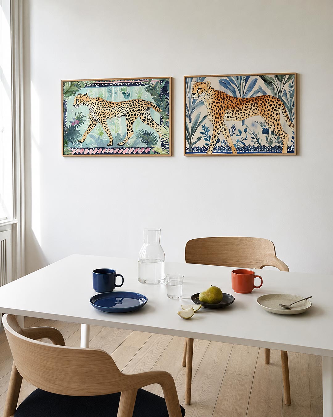 Twee liggende posters met een sierlijk jachtluipaard in een weelderige jungle, aan de muur in een interieur