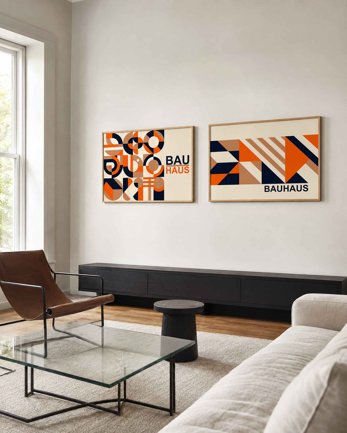 Interieurmockup van tweedelige landscape-posterset met cirkelbogen en diagonale banen