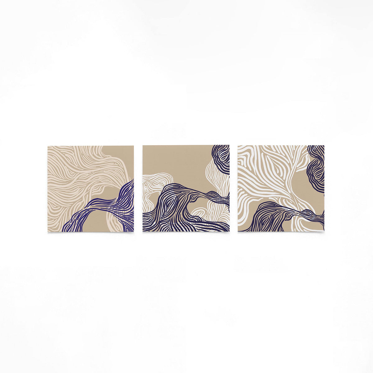 Drie vierkante posters met abstracte golvende lijnen op een gebroken witte achtergrond