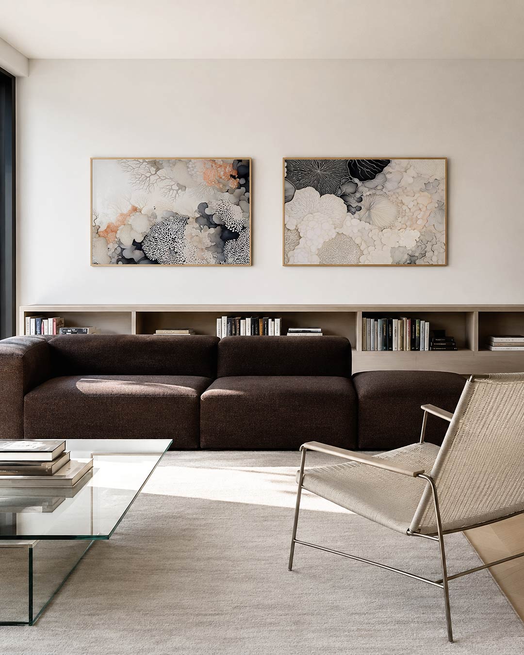 Twee liggende posters met een spel van zachte, organische vormen in grijs, wit en perzik, aan de muur in een interieur
