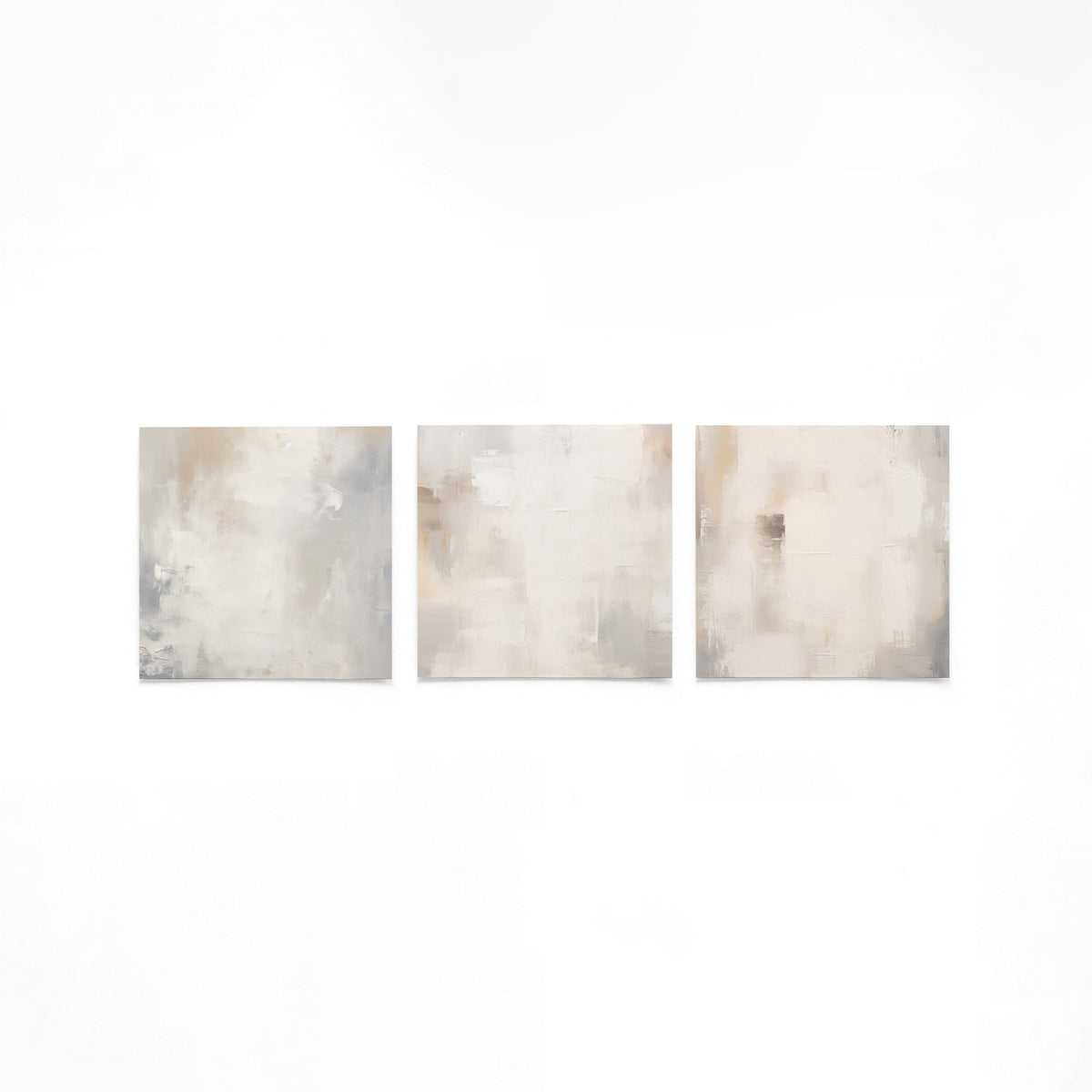 Drie vierkante posters met lichte abstracte op een gebroken witte achtergrond