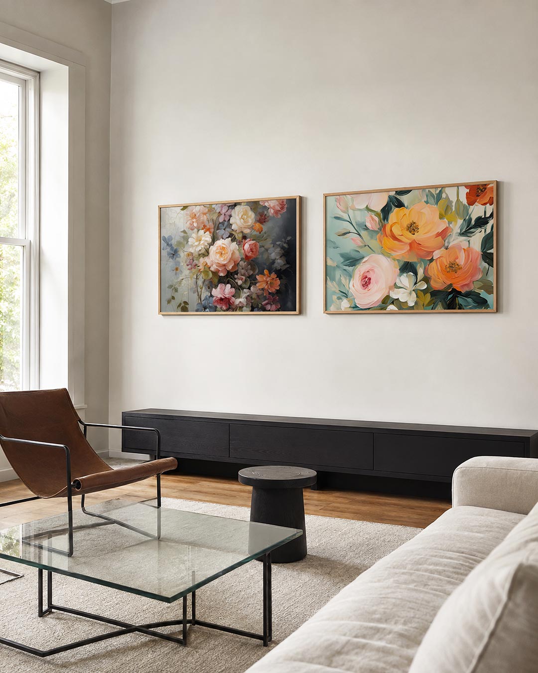 Interieurpresentatie van twee posters met een weelderige verzameling bloemen in zachte tinten