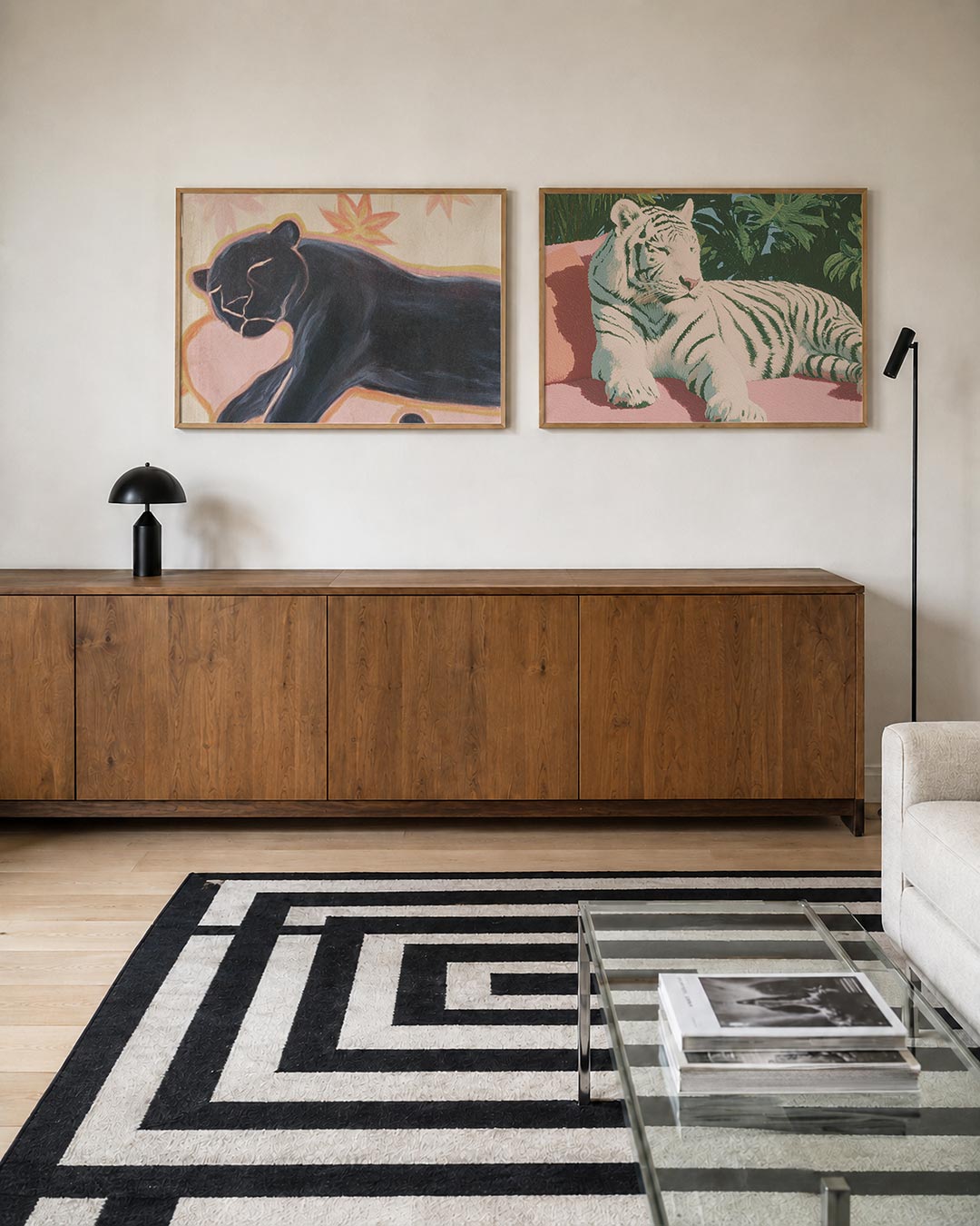 Twee liggende posters met een zwarte panter op een zachte roze achtergrond, aan de muur in een interieur