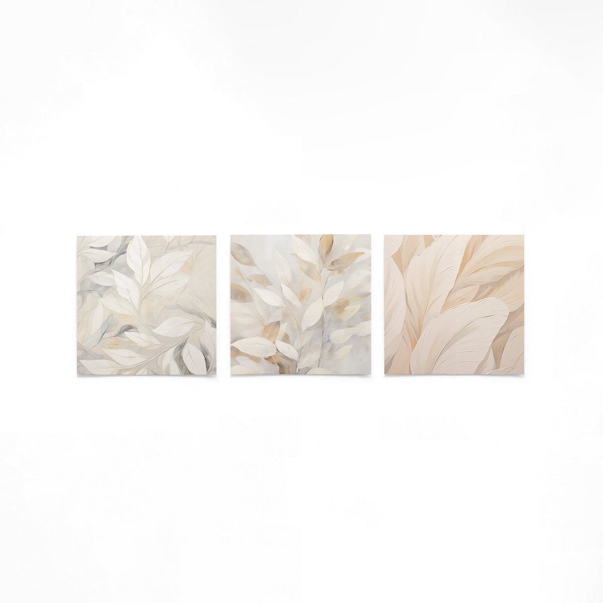 Drie vierkante posters met beige bladeren op een gebroken witte achtergrond
