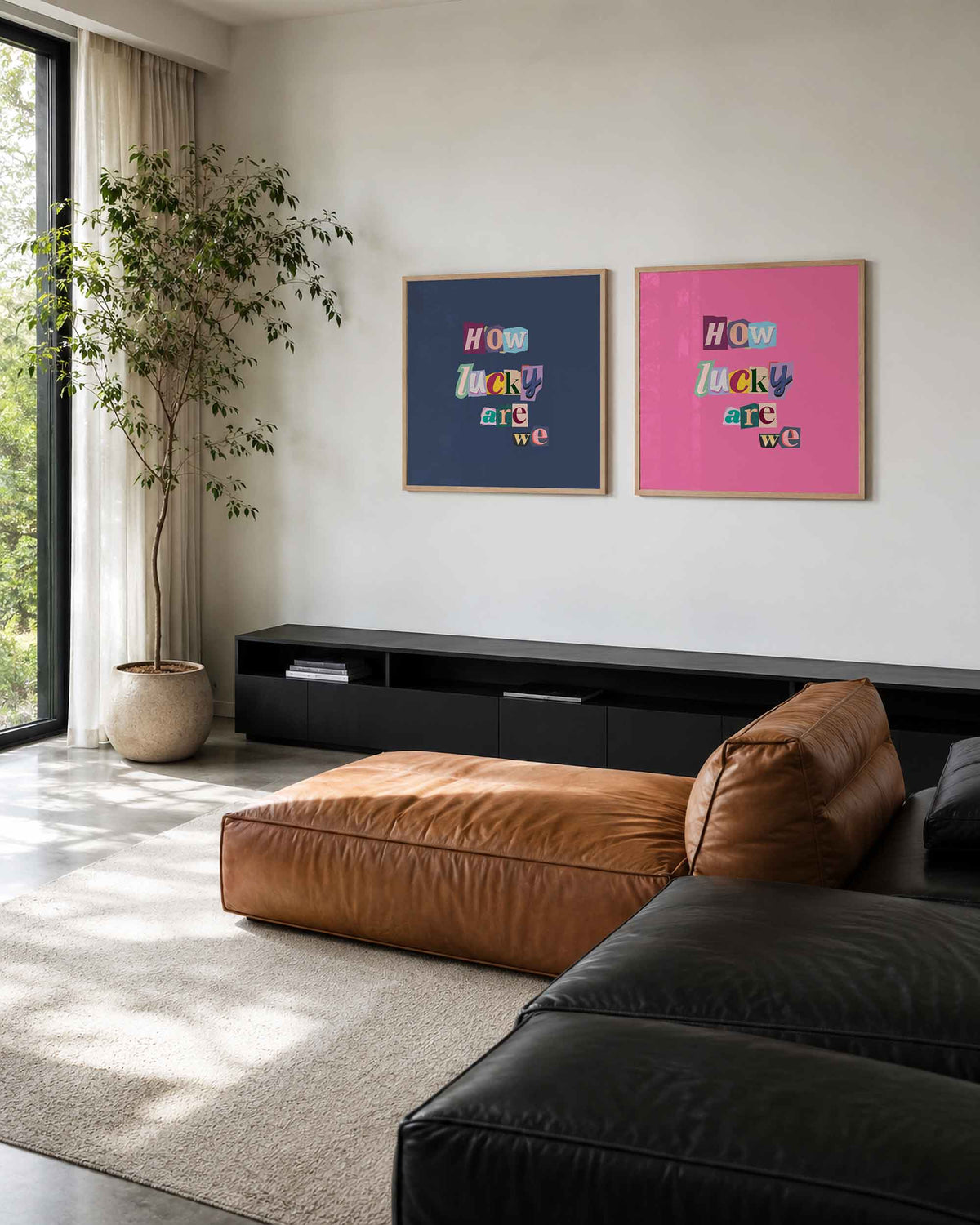 Interieurpresentatie van een tweedelige vierkante posterset met how lucky are we