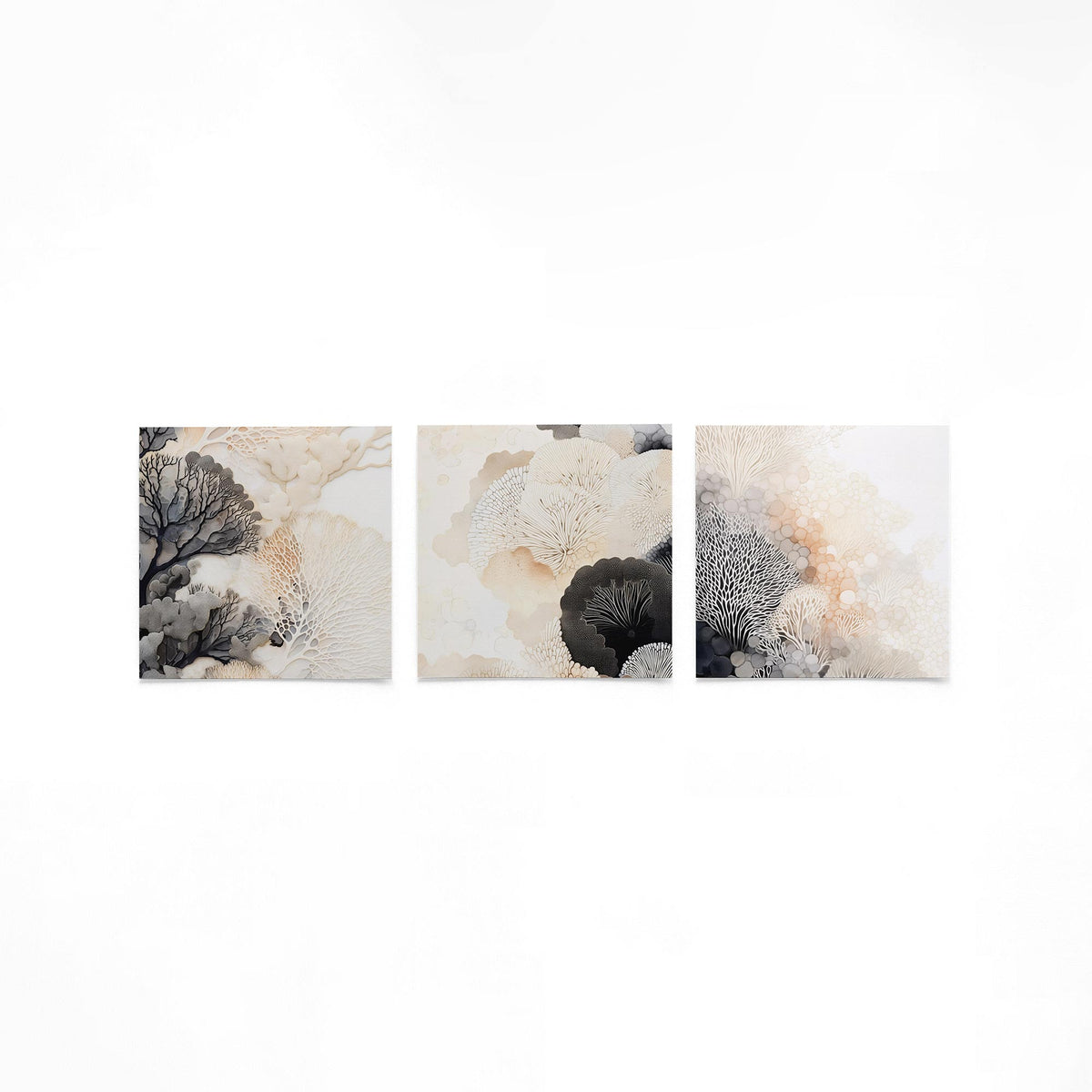 Drie vierkante posters met abstracte koraalstructuren op een gebroken witte achtergrond