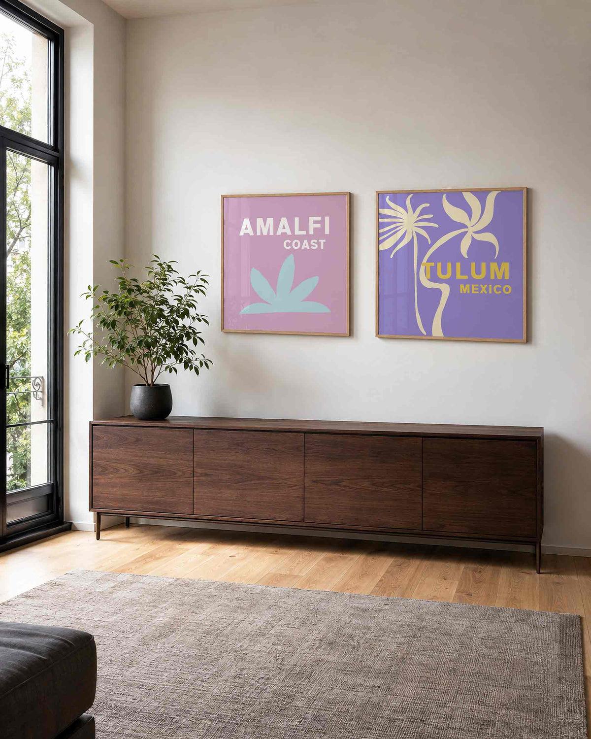 Interieurpresentatie van een tweedelige vierkante posterset met amalfi en tulum