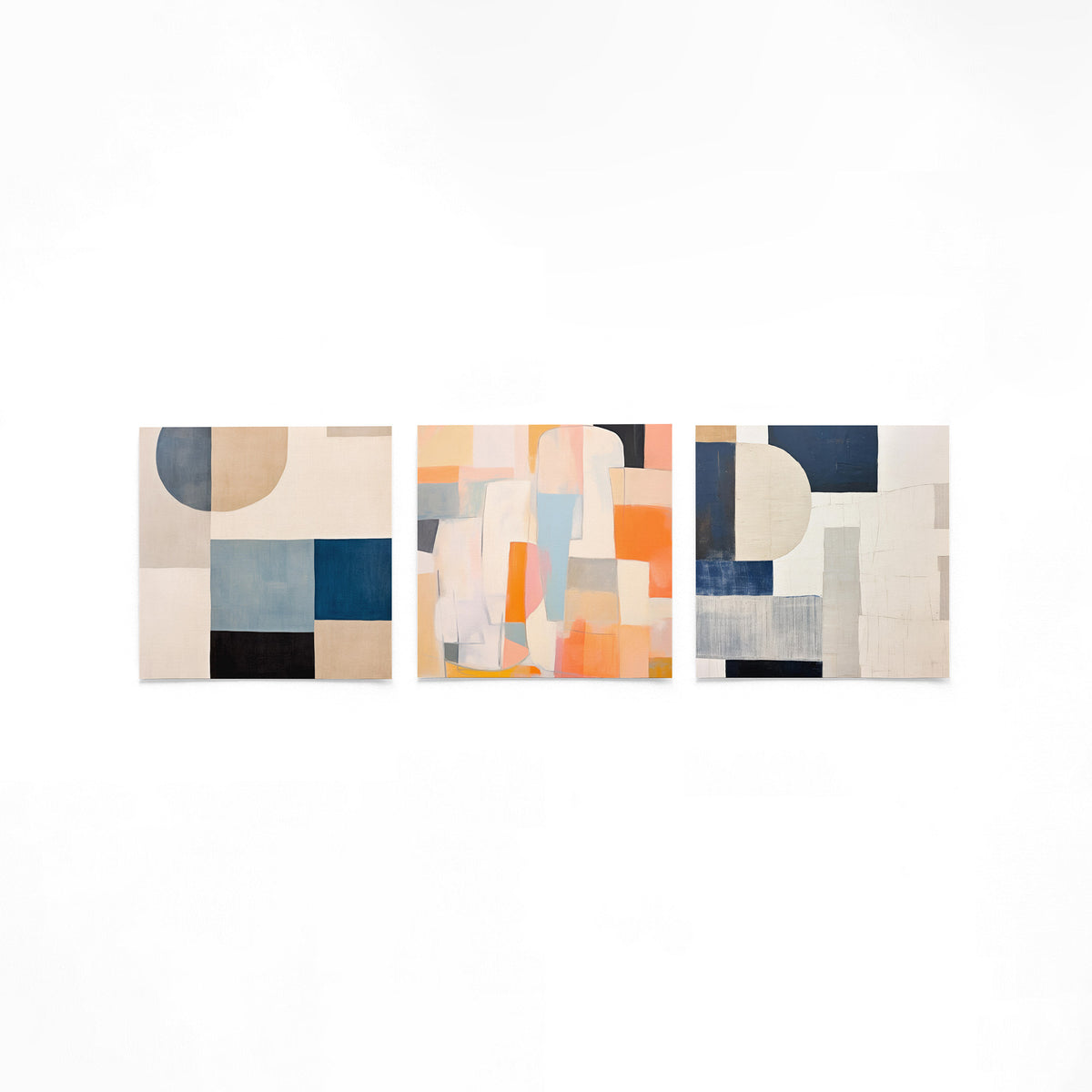 Drie vierkante posters met abstracte vlakken op een gebroken witte achtergrond