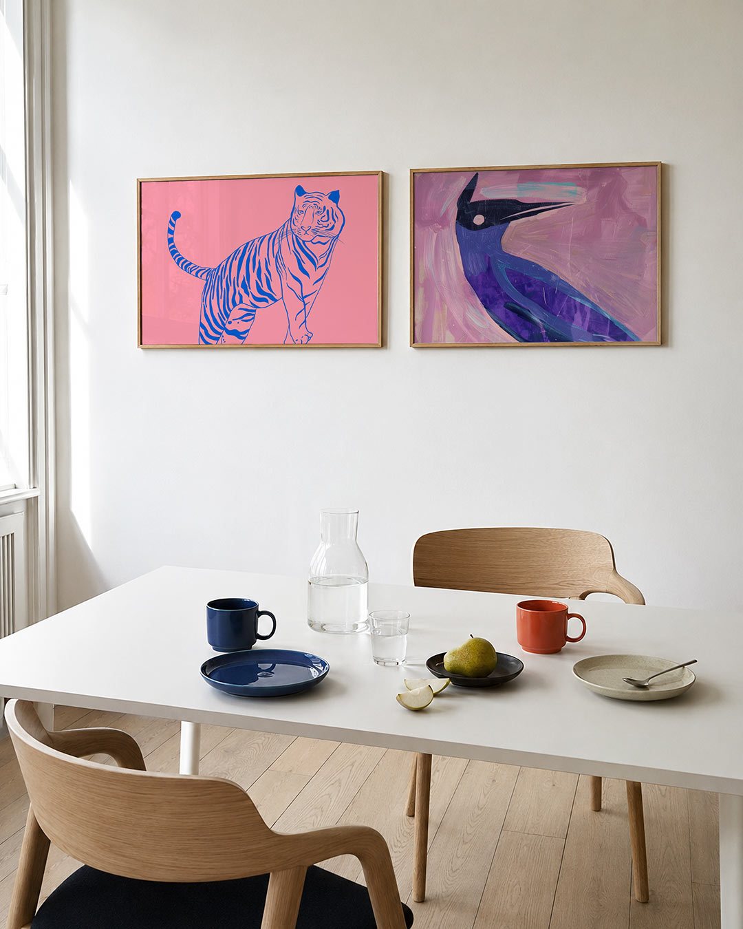 Tweedelige posterset met een levendige tijger in blauw op een roze achtergrond, getoond in een interieur