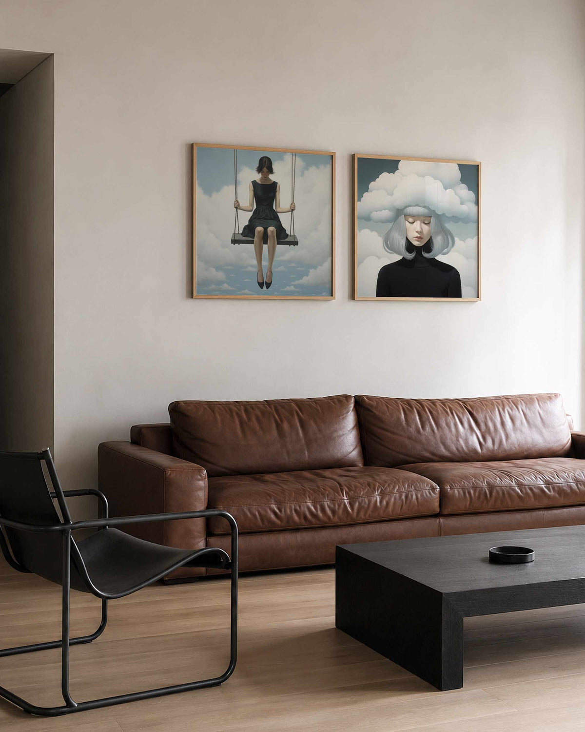 Interieurpresentatie van een tweedelige vierkante posterset met vrouwen tussen wolken