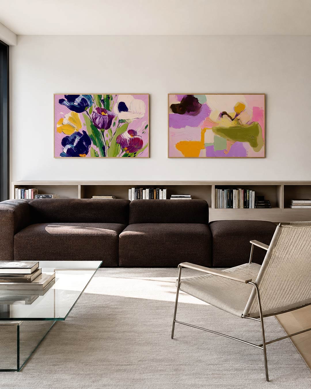 Interieurpresentatie van twee posters met bloemen in paars, geel en blauw op een zachte roze achtergrond