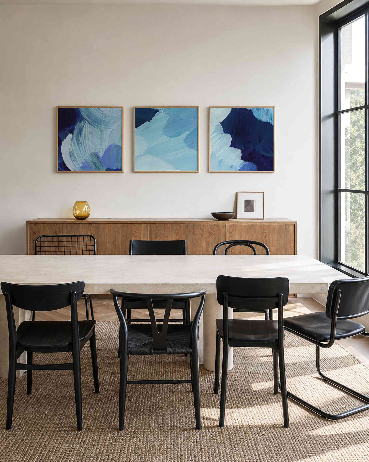 Interieurpresentatie van een driedelige vierkante posterset met blauwe abstracte kunst