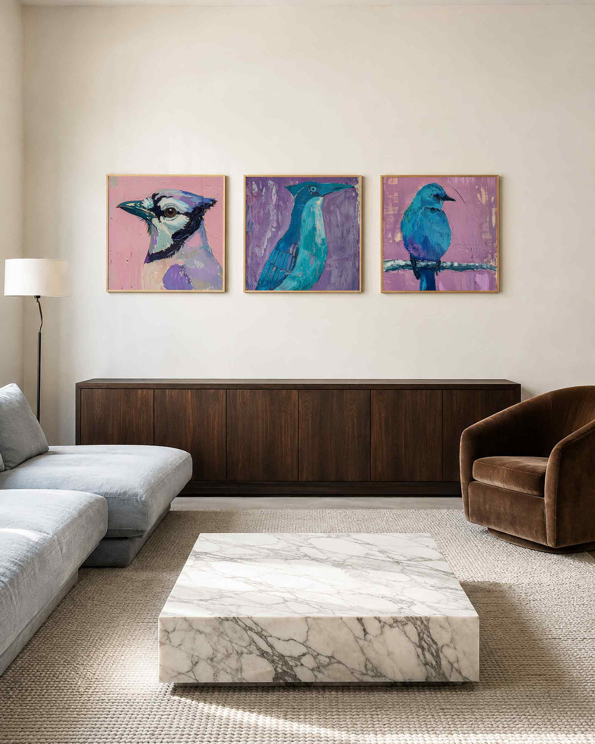 Interieurpresentatie van een driedelige vierkante posterset met kleurrijke vogels