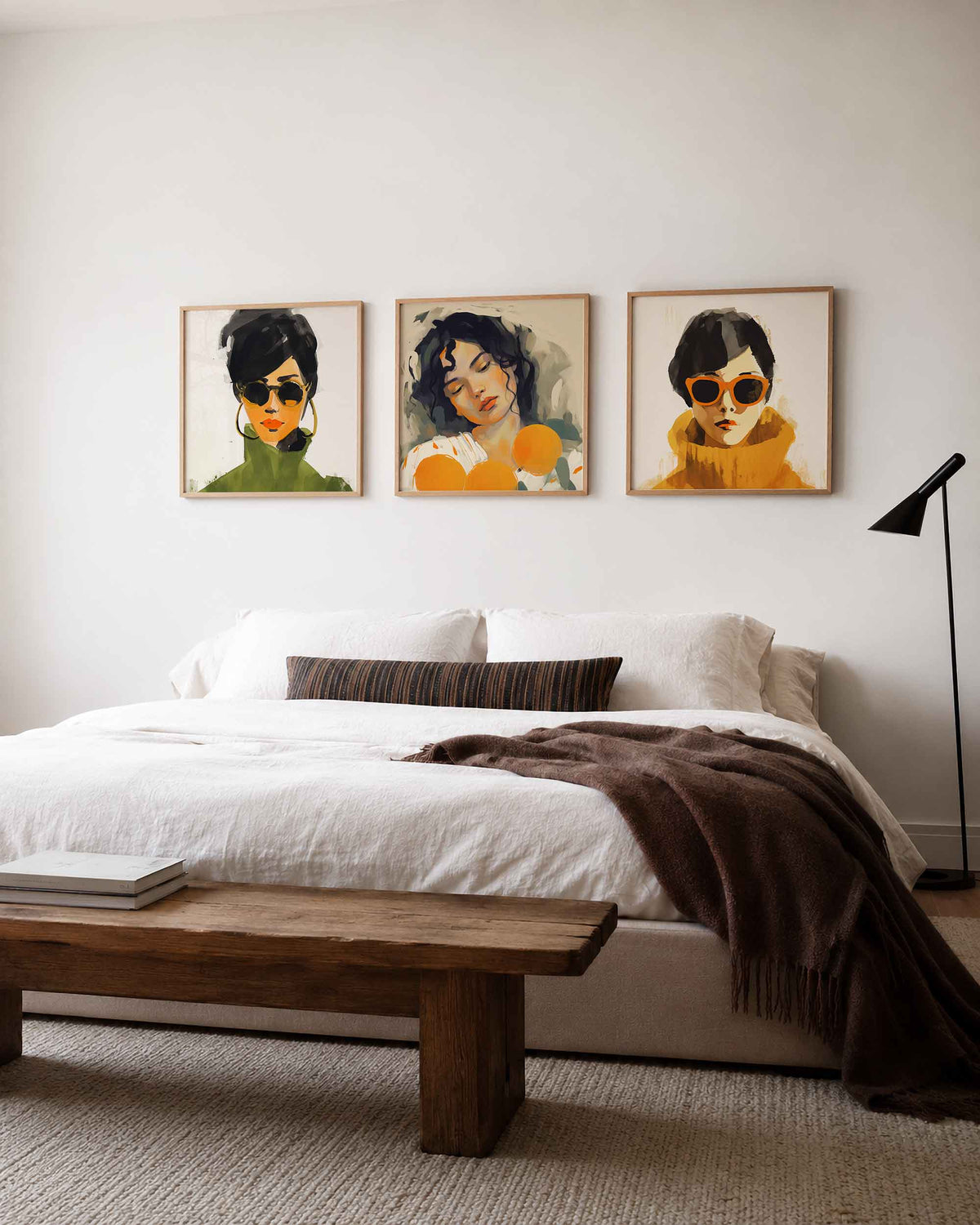 Interieurpresentatie van een driedelige vierkante posterset met kleurrijke portretten