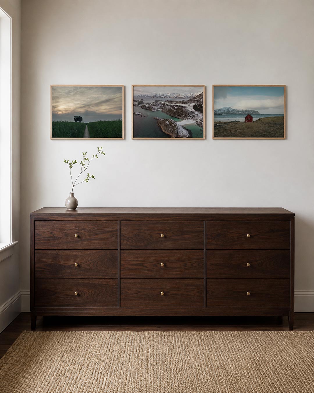 Interieur met liggend fotografisch drieluik noordelijke kuststilte – Gerald Emming