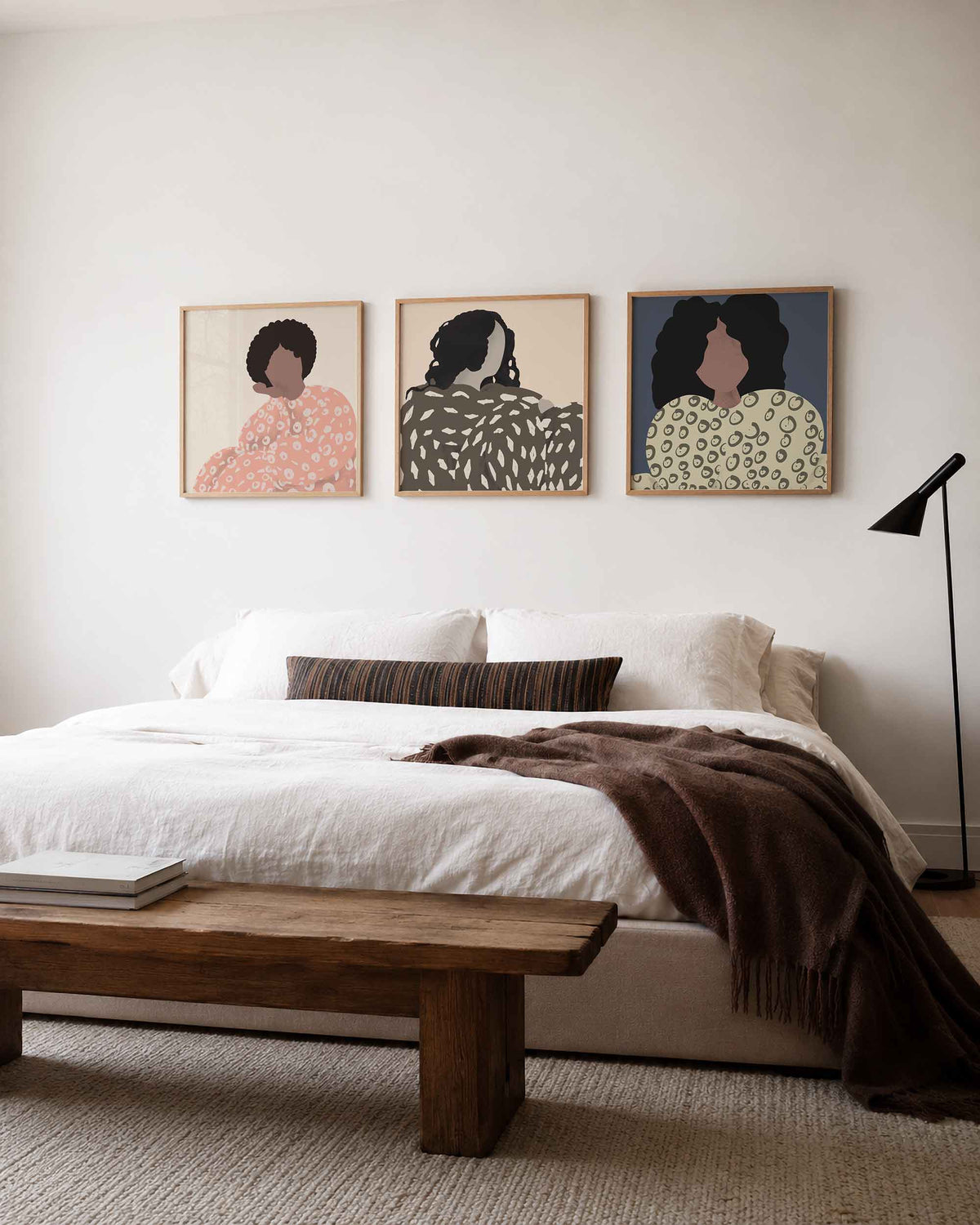 Interieurpresentatie van een driedelige vierkante posterset met vrouwelijke portretten