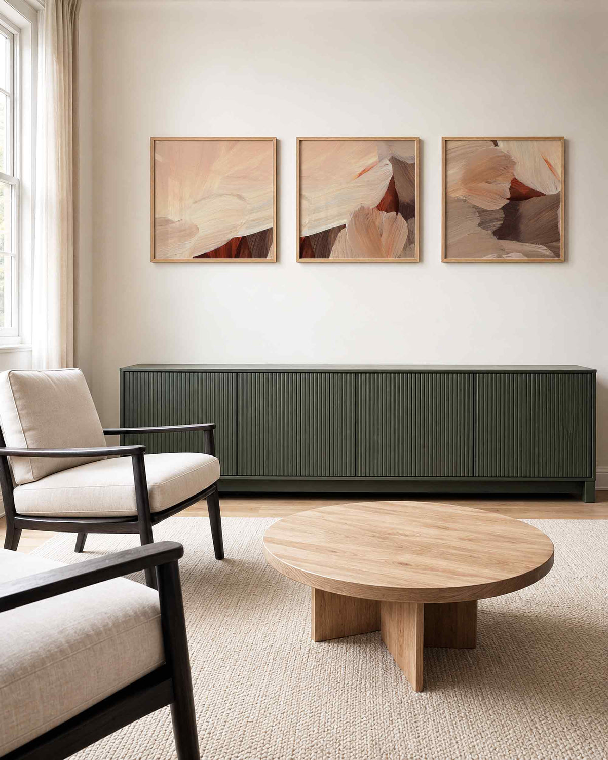 Interieurpresentatie van een driedelige vierkante posterset met abstracte aardetinten