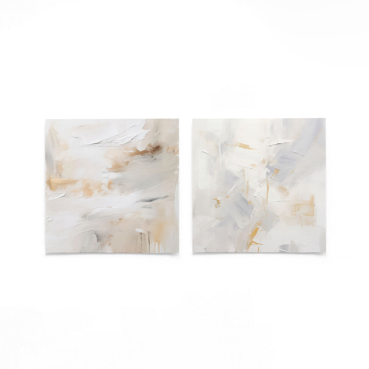 Twee vierkante posters met lichte abstracte vormen op een gebroken witte achtergrond