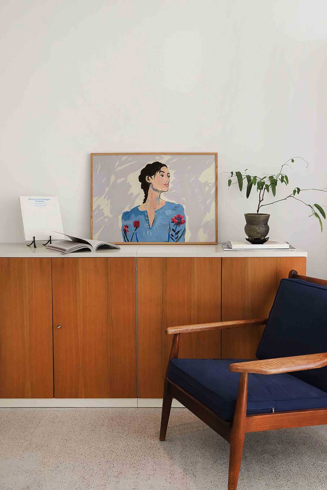 Vrouw in blauwe jurk Poster
