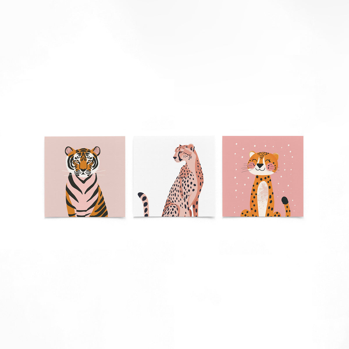 Drie vierkante posters met grote katten op een gebroken witte achtergrond