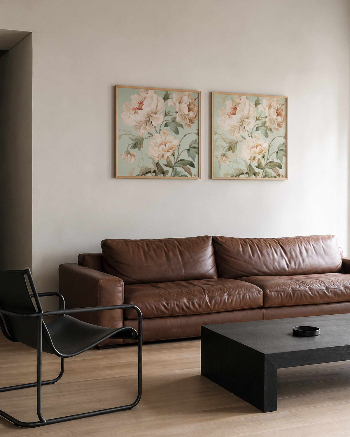 Interieurpresentatie van een tweedelige vierkante posterset met pioenrozen en bladeren