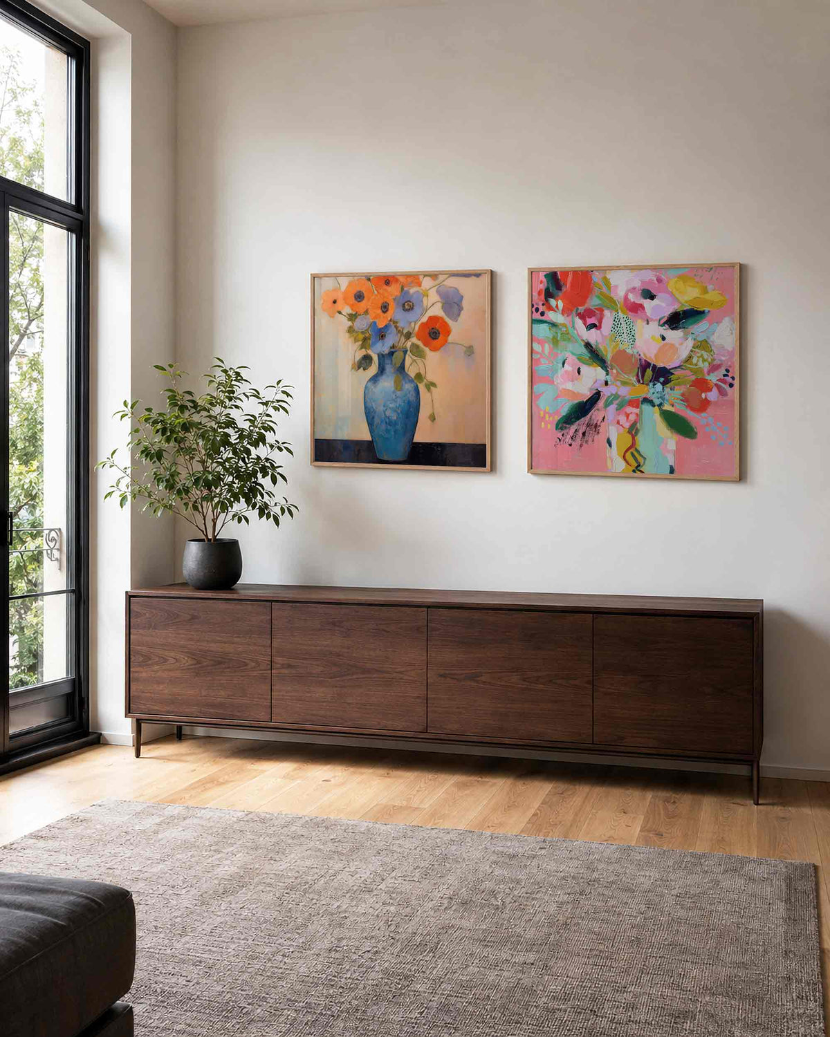Interieurpresentatie van een tweedelige vierkante posterset met bloemen in kleur