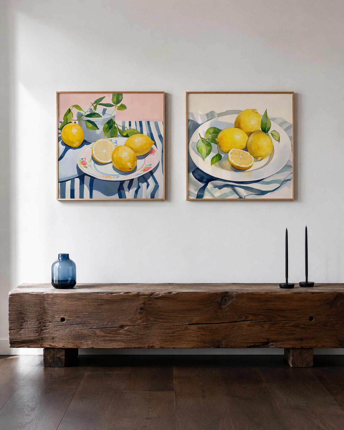 Interieurpresentatie van een tweedelige vierkante posterset met citroenen op schalen