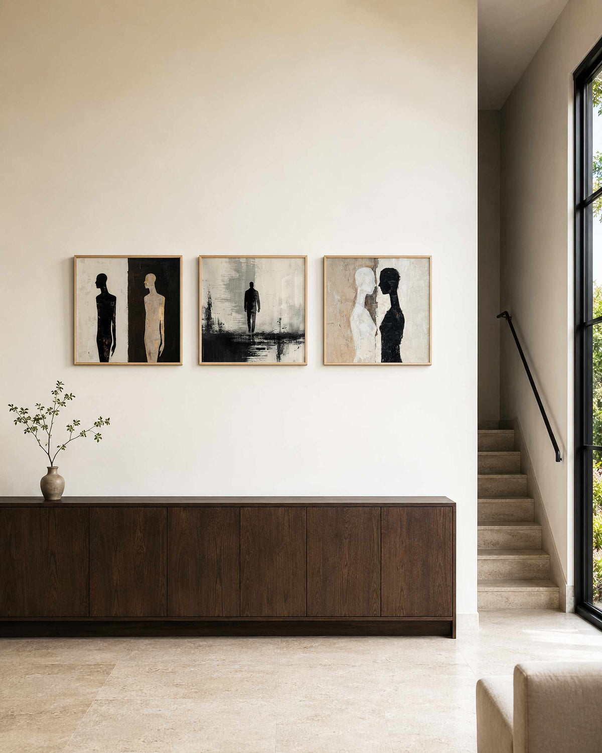 Interieurpresentatie van een driedelige vierkante posterset met abstracte mensfiguren