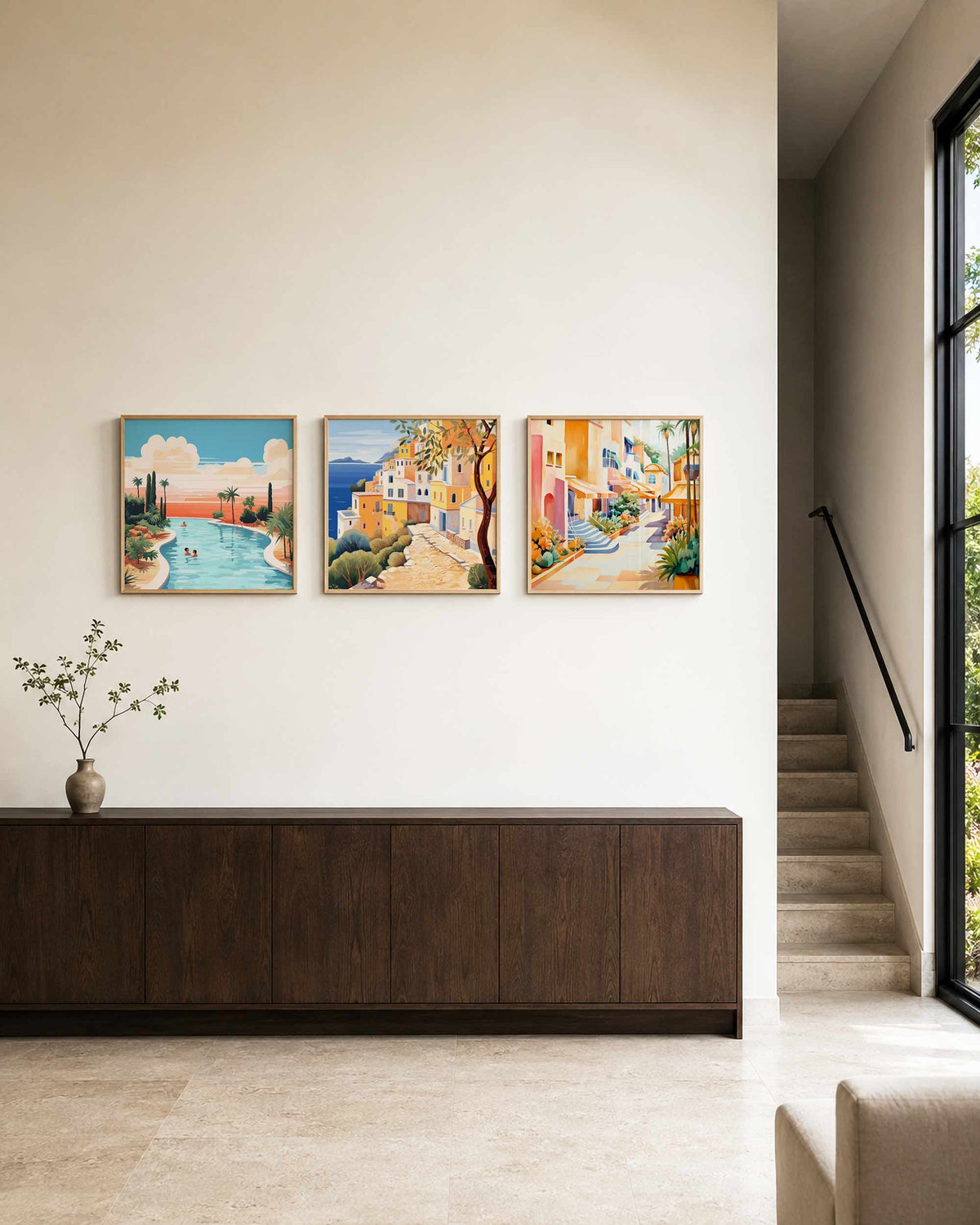 Interieurpresentatie van een driedelige vierkante posterset met mediterrane kust