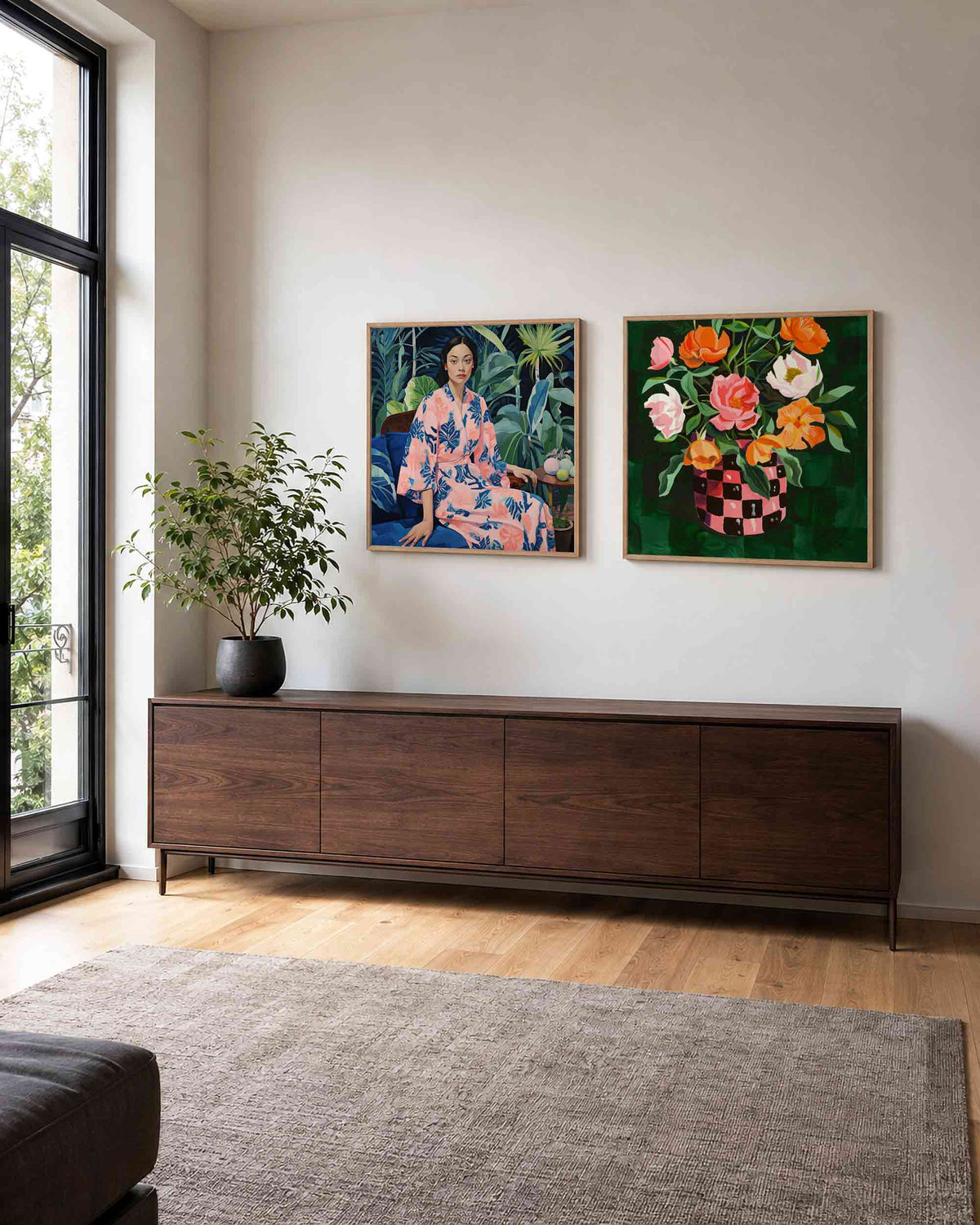 Interieurpresentatie van een tweedelige vierkante posterset met tropische vrouw en bloemen