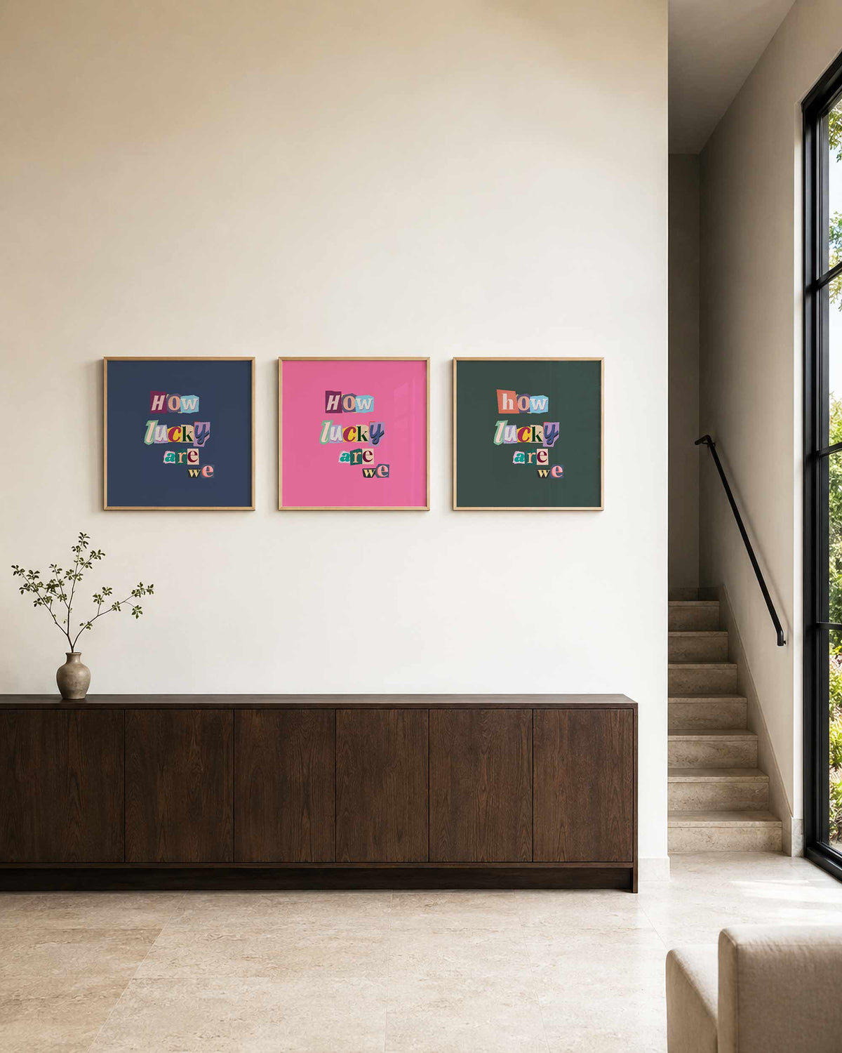 Interieurpresentatie van een driedelige vierkante posterset met how lucky are we