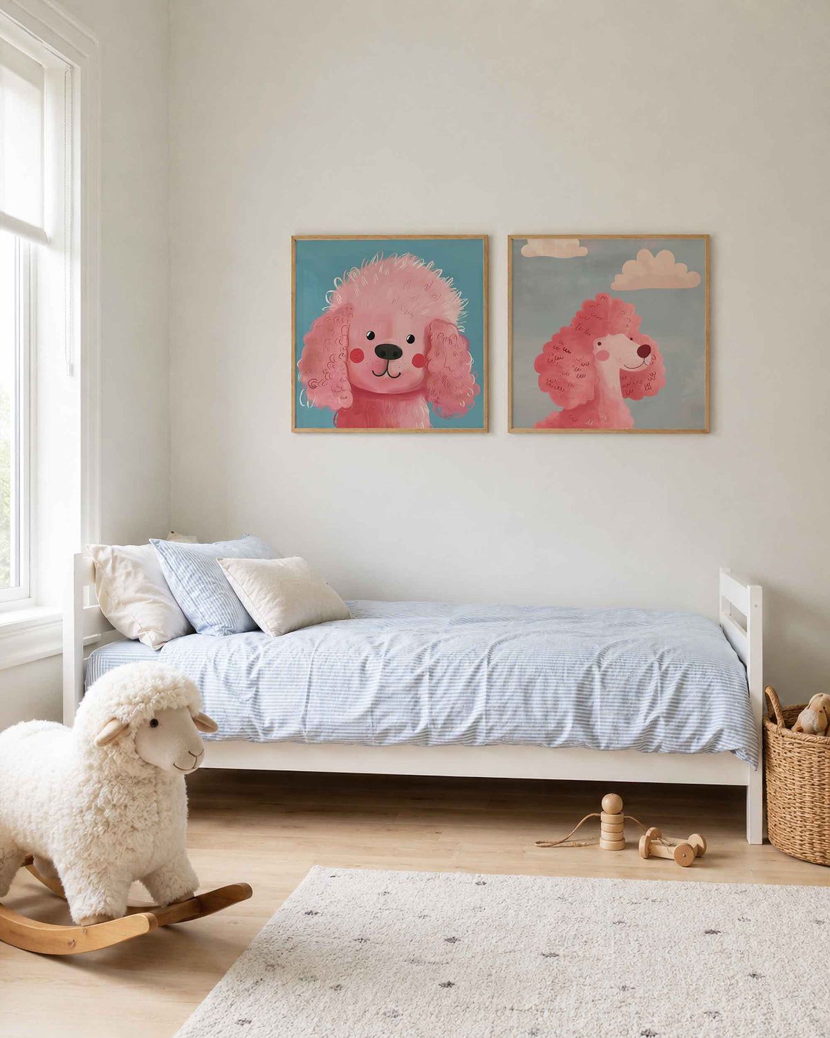 Interieurpresentatie van een tweedelige vierkante posterset met roze poedels