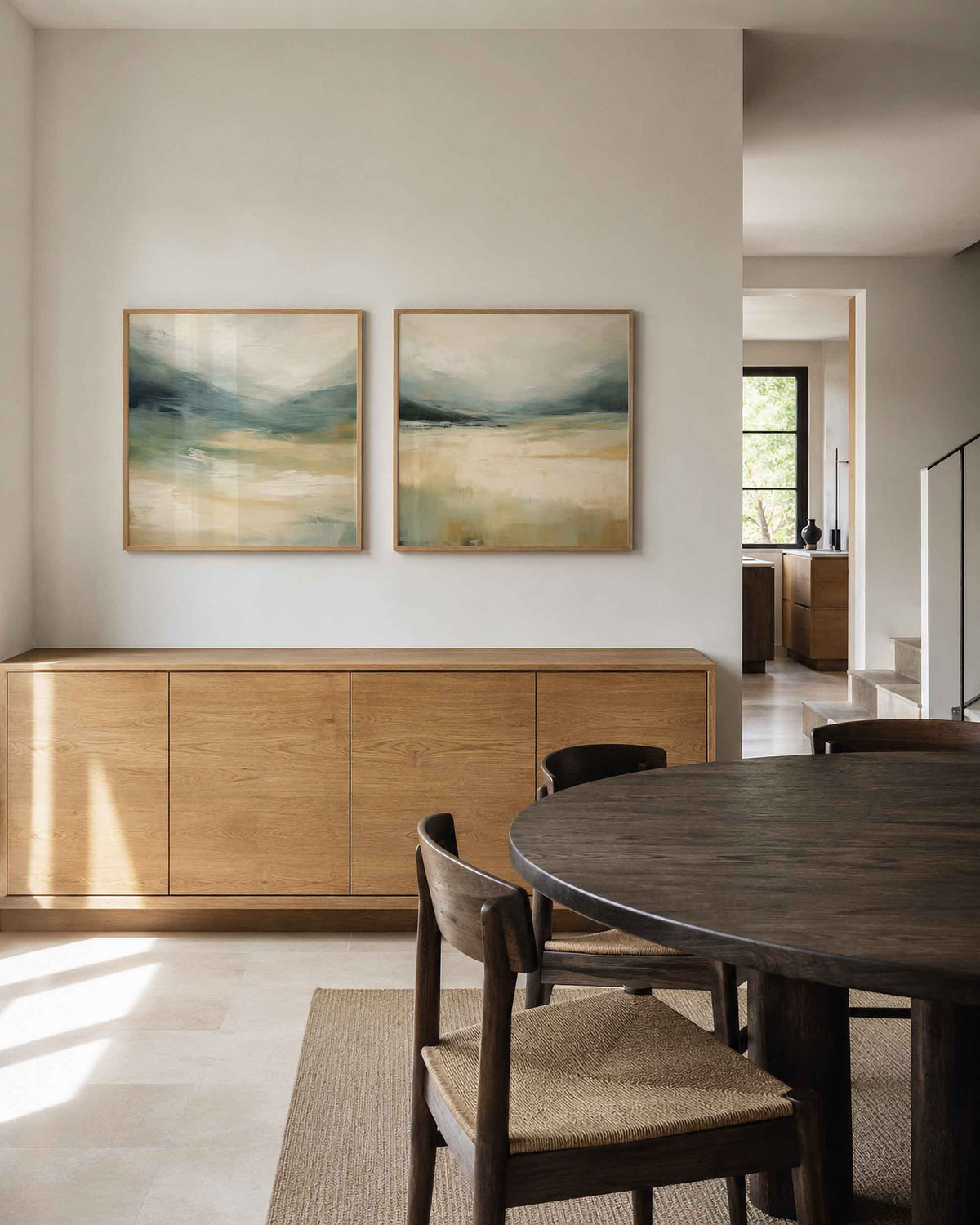 Interieurpresentatie van een tweedelige vierkante posterset met kustlandschap schilderijen