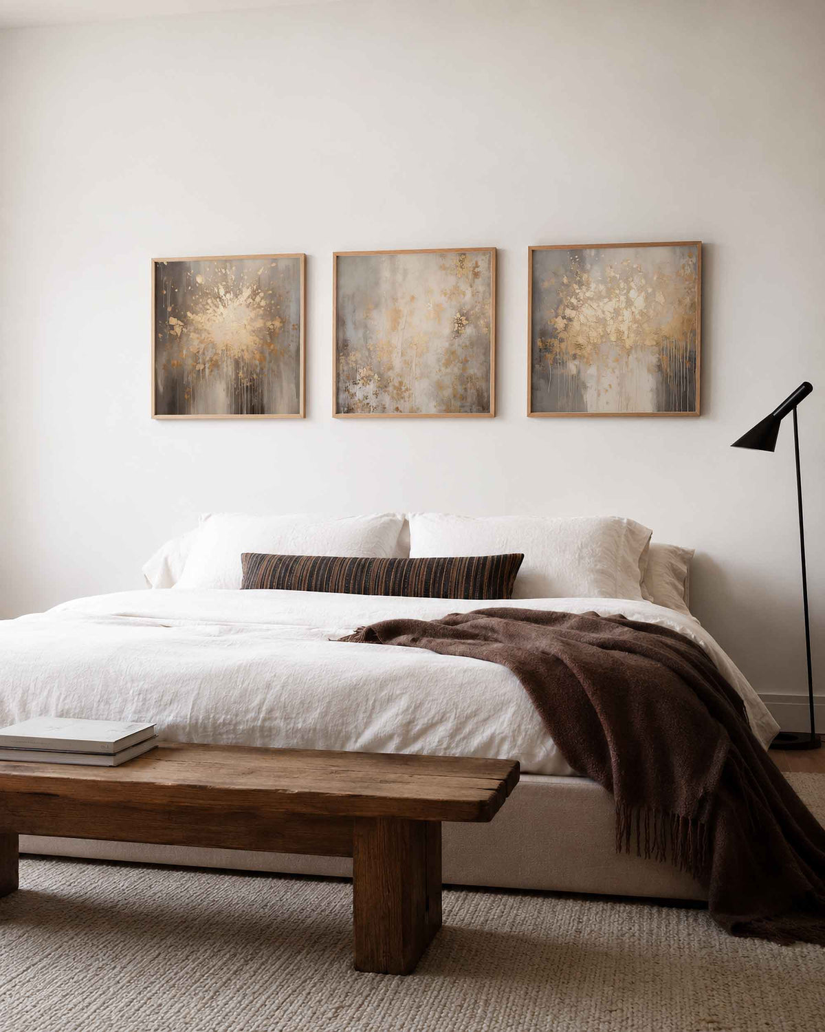 Interieurpresentatie van een driedelige vierkante posterset met abstracte beige wandkunst