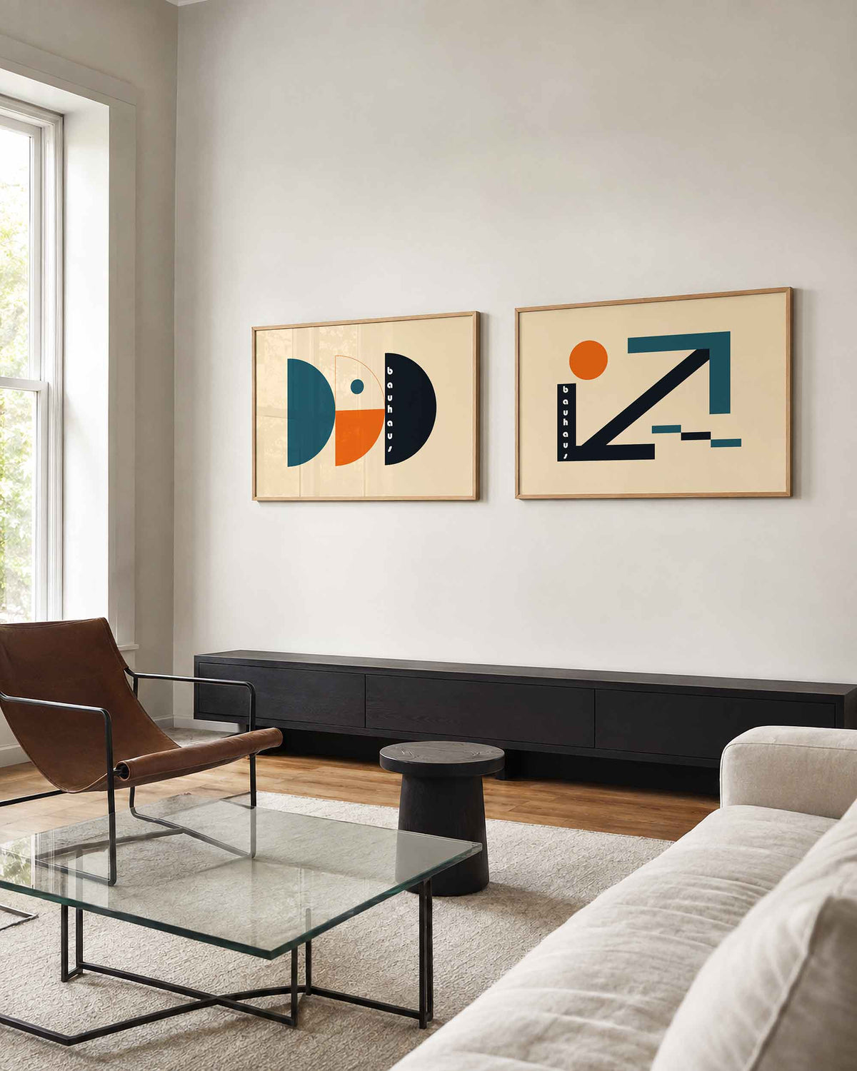 Interieurmockup van tweedelige landscape-posterset met halve cirkels en diagonale baan
