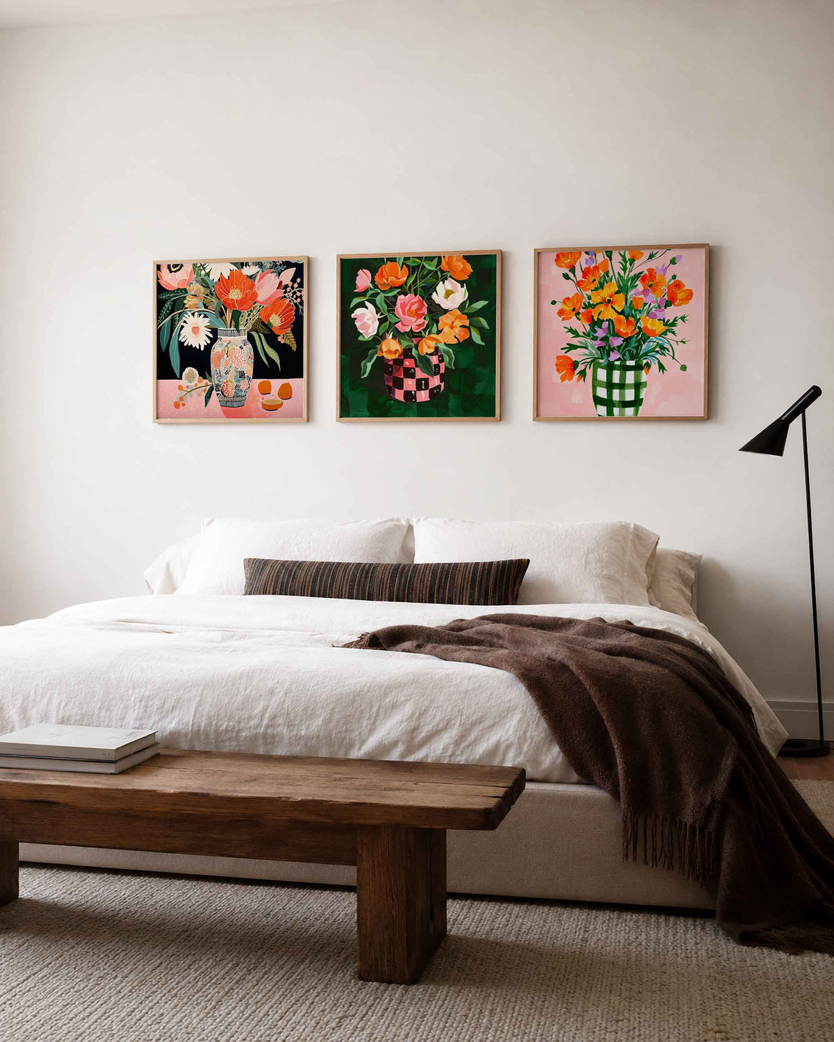 Interieurpresentatie van een driedelige vierkante posterset met bloemen in vazen