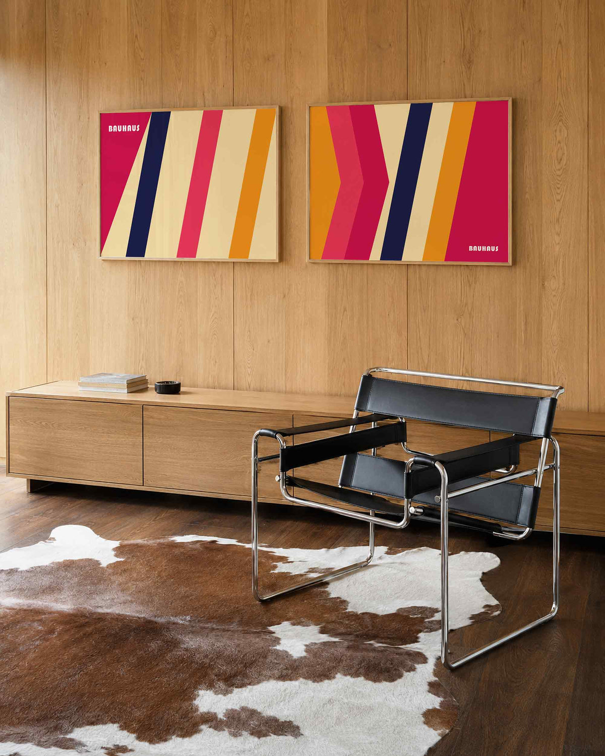 Interieurmockup van tweedelige landscape-posterset met schuine kleurenbanen