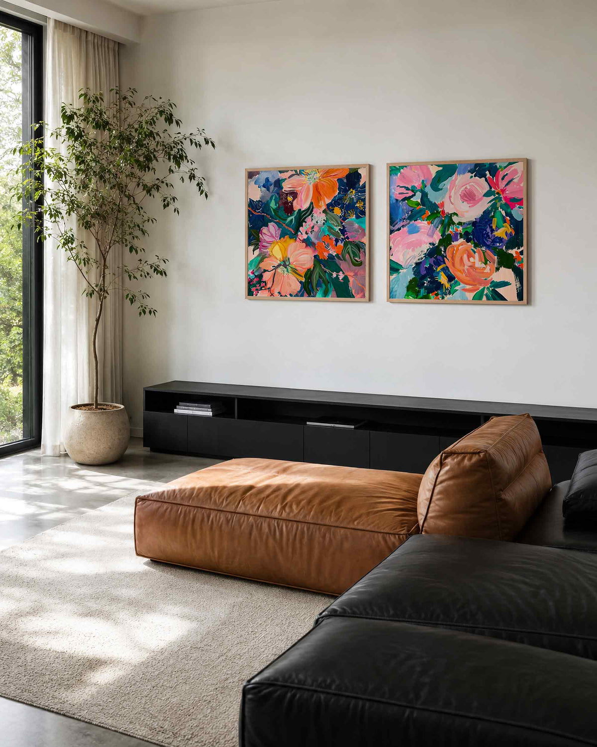 Interieurpresentatie van een tweedelige vierkante posterset met bloemen en bladeren