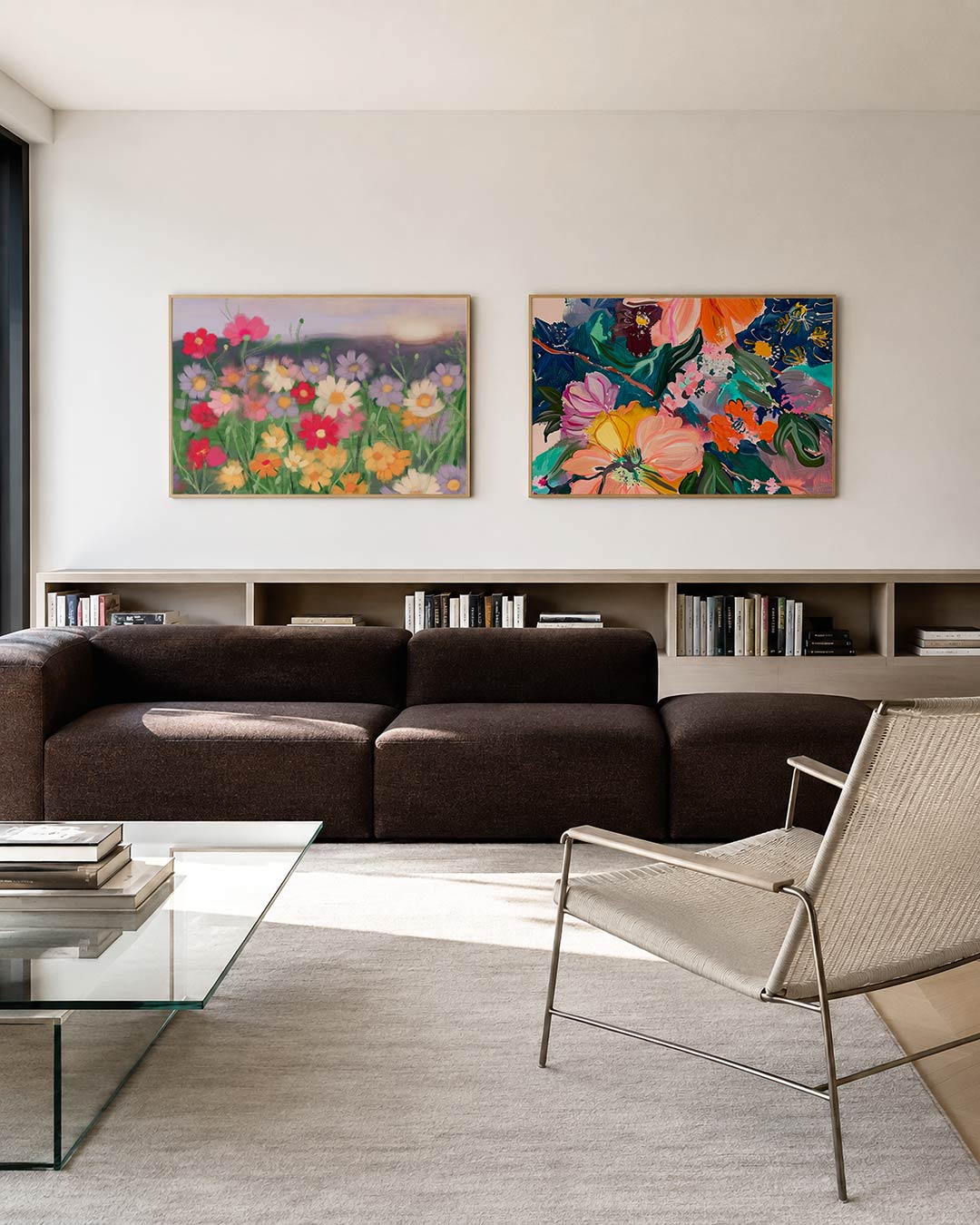 Tweedelige posterset met een levendig spel van roze, paars, geel en groen, getoond in een interieur