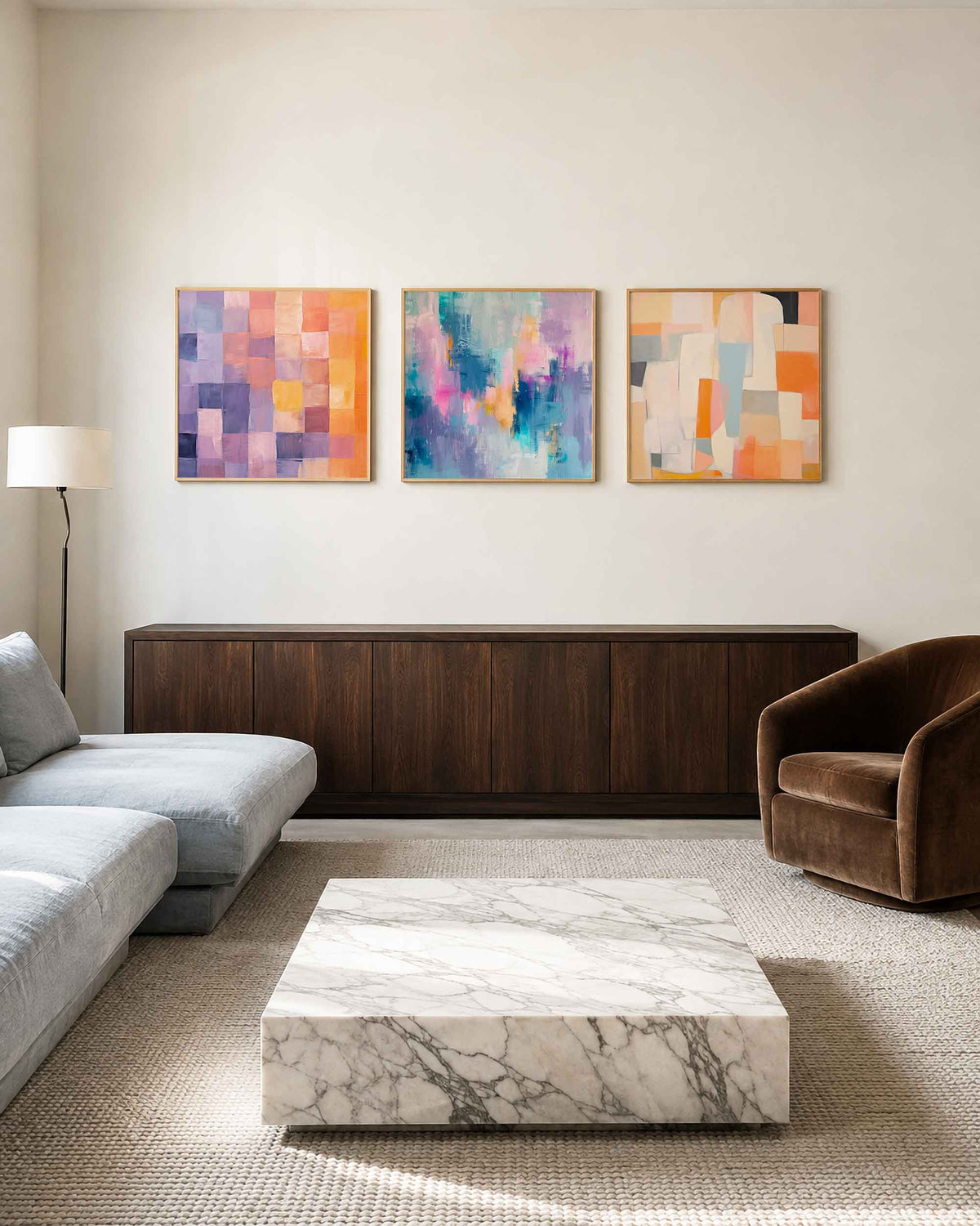 Interieurpresentatie van een driedelige vierkante posterset met kleurrijke abstracte vlakken