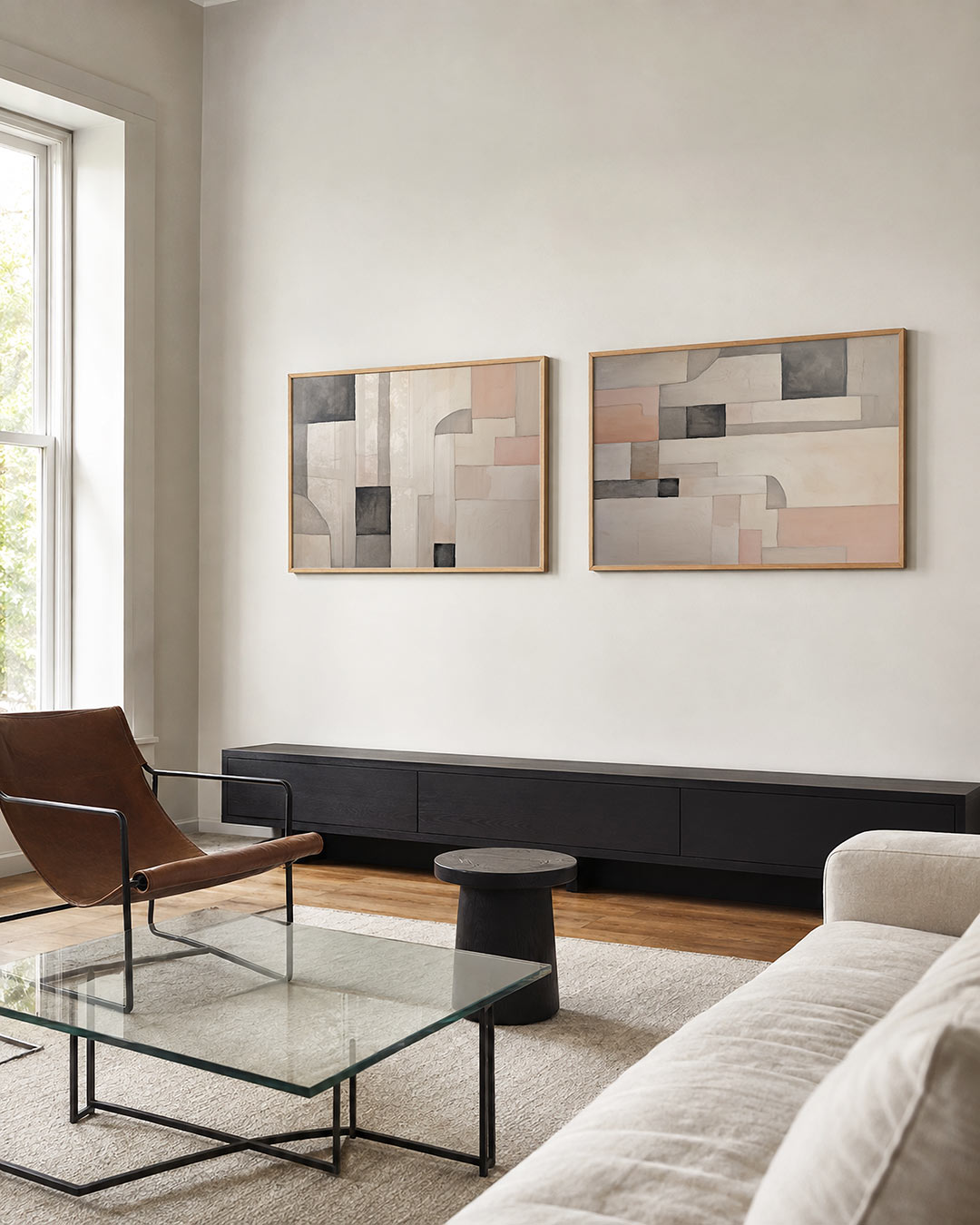 Interieurbeeld met twee liggende posters: een spel van zachte kleuren en geometrische vormen