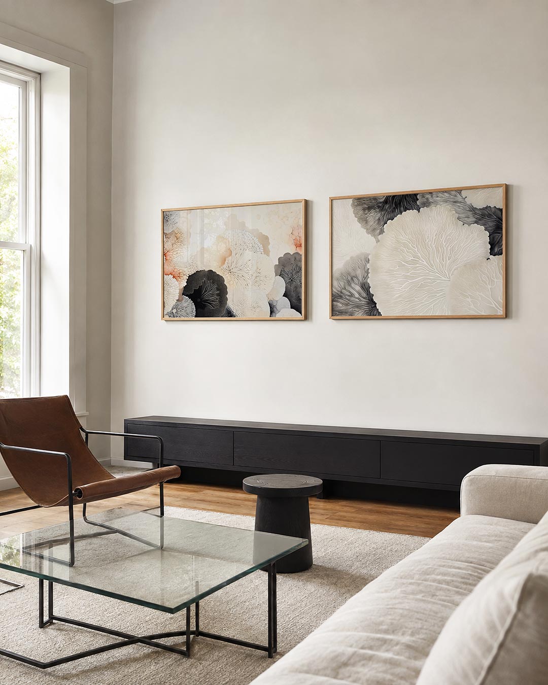 Twee liggende posters met een vloeiende compositie van ronde vormen en zachte kleuren, aan de muur in een interieur