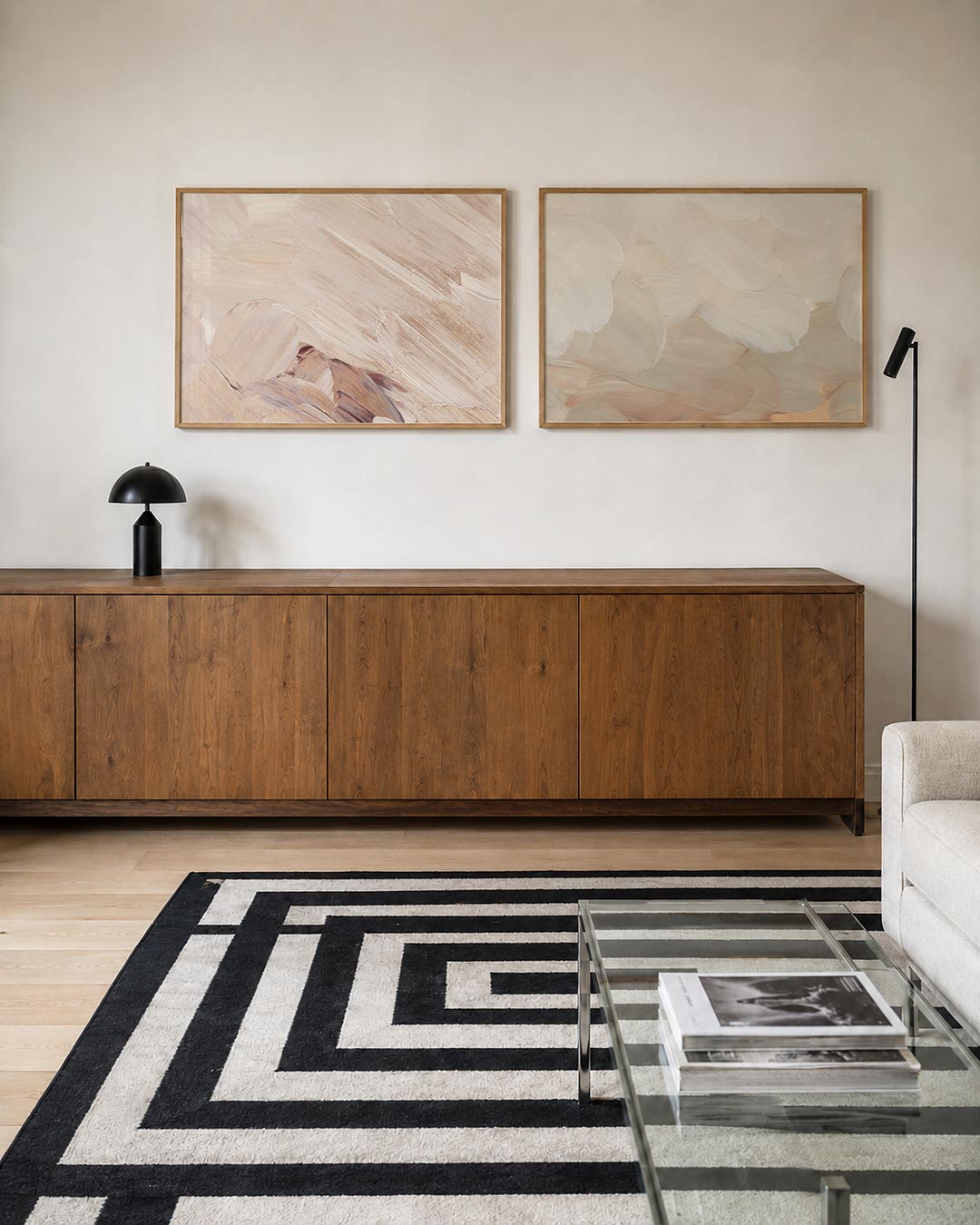 Tweedelige posterset met vloeiende penseelstreken in zachte beige tinten, getoond in een interieur