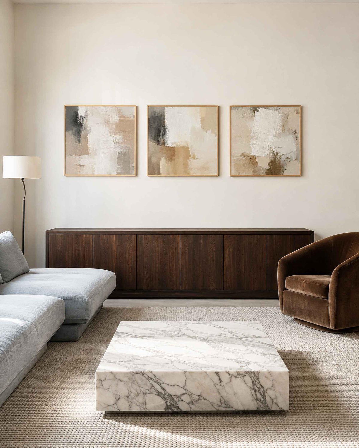 Interieurpresentatie van een driedelige vierkante posterset met abstracte beige vlakken