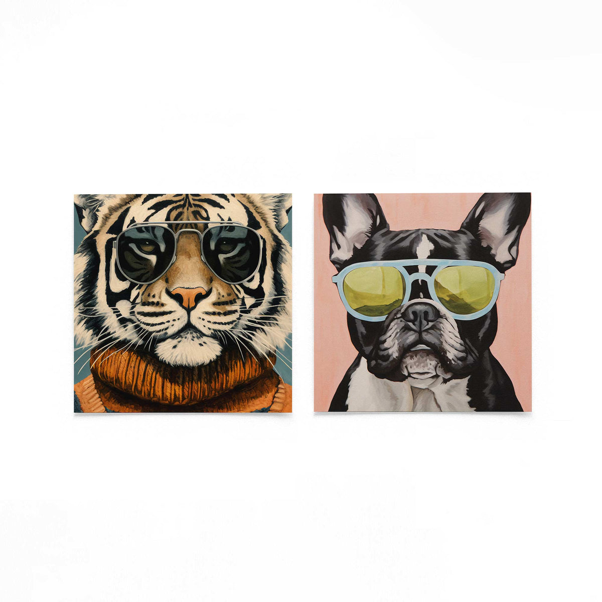 Twee vierkante posters met tijger en bulldog op een gebroken witte achtergrond