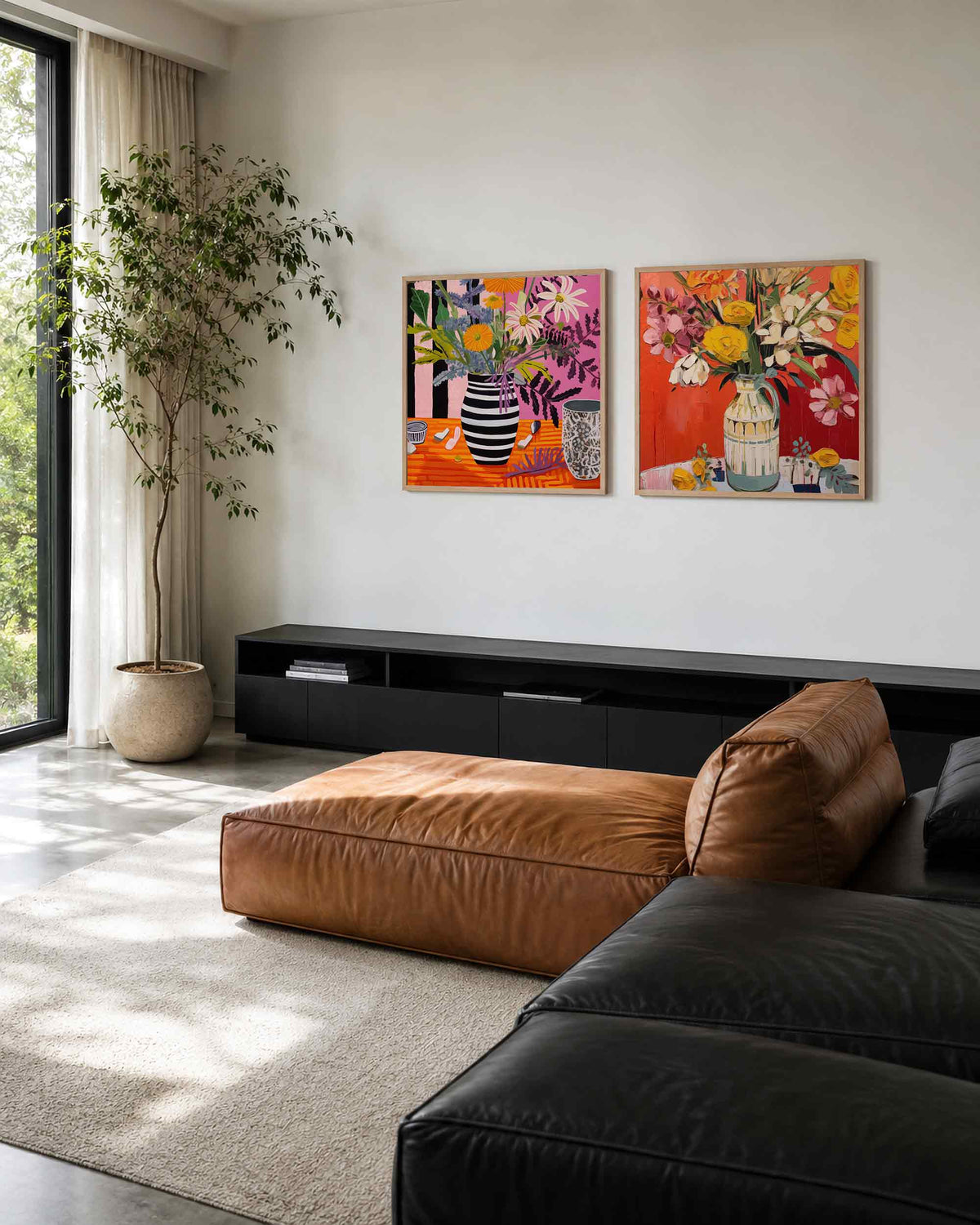 Interieurpresentatie van een tweedelige vierkante posterset met bloemen in vazen